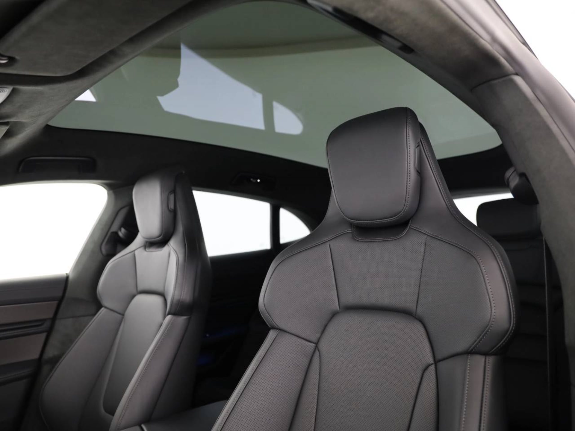 PORSCHE Taycan GTS Sport Turismo-image-14