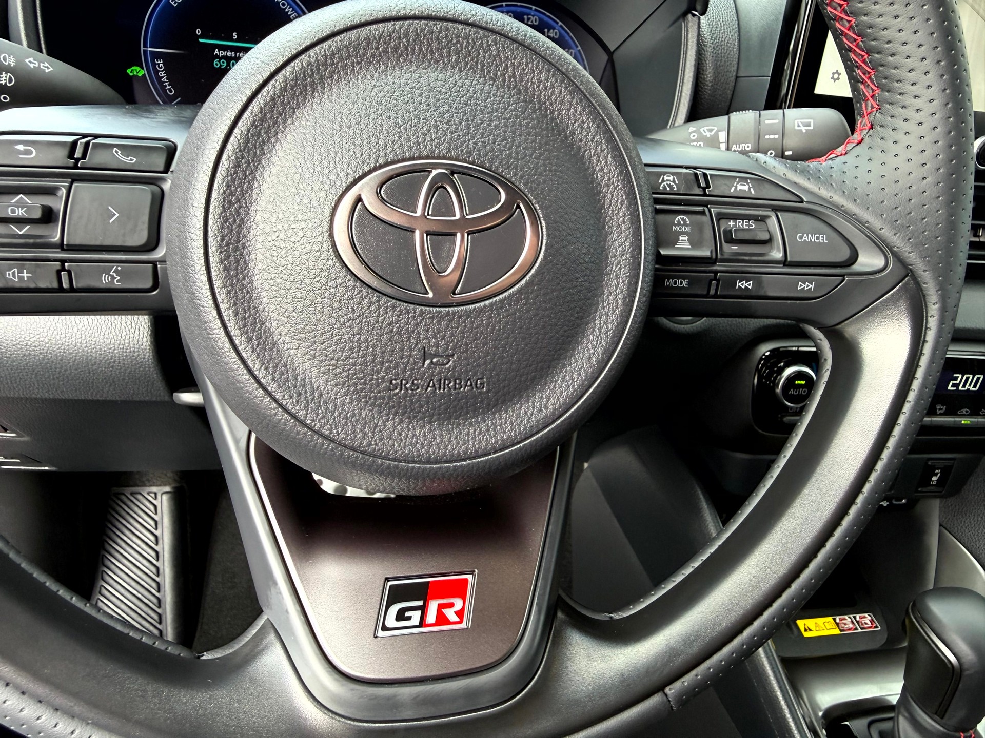 TOYOTA Yaris 1.5 GR Sport e-CVT-image-29