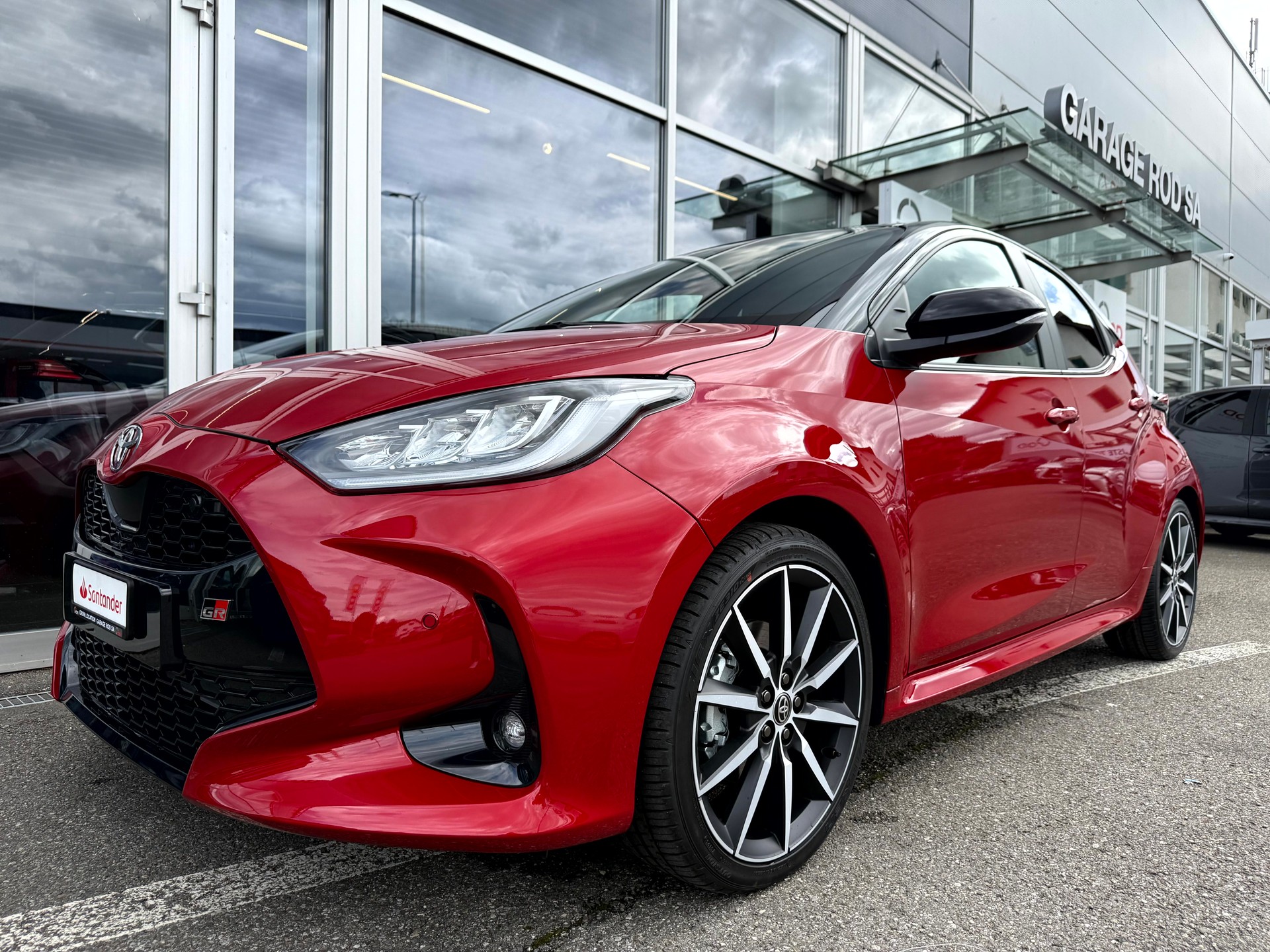 TOYOTA Yaris 1.5 GR Sport e-CVT-image-31