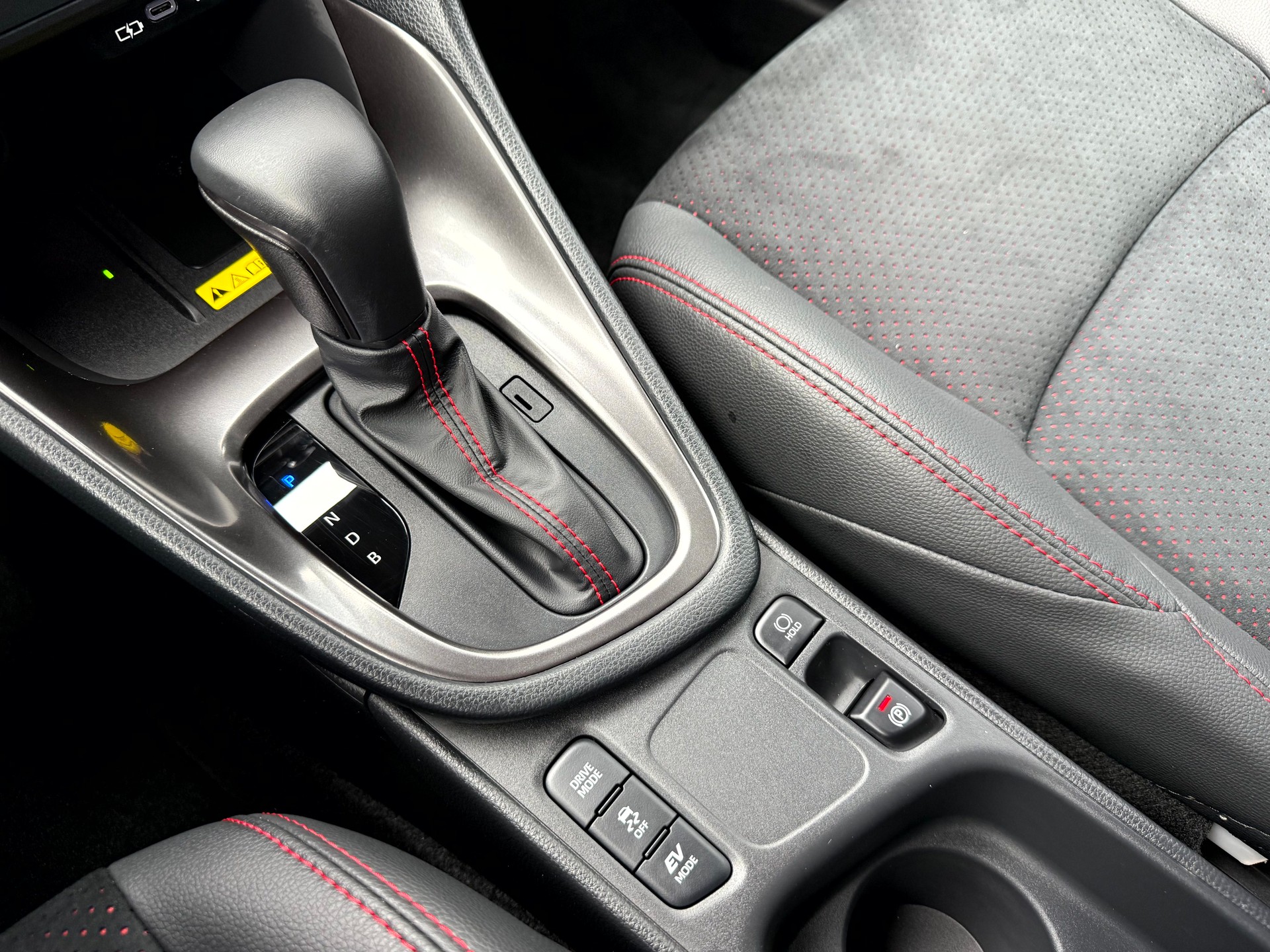 TOYOTA Yaris 1.5 GR Sport e-CVT-image-27