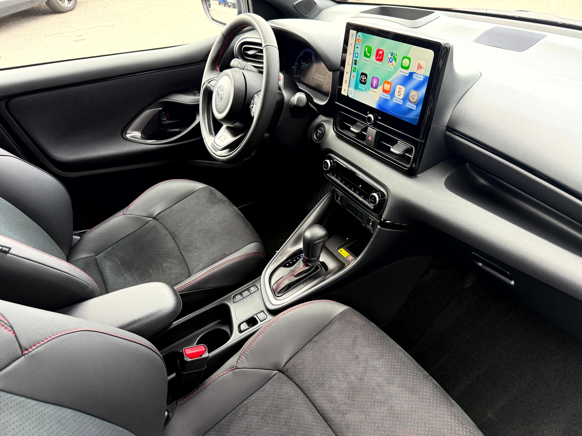 TOYOTA Yaris 1.5 GR Sport e-CVT-image-16