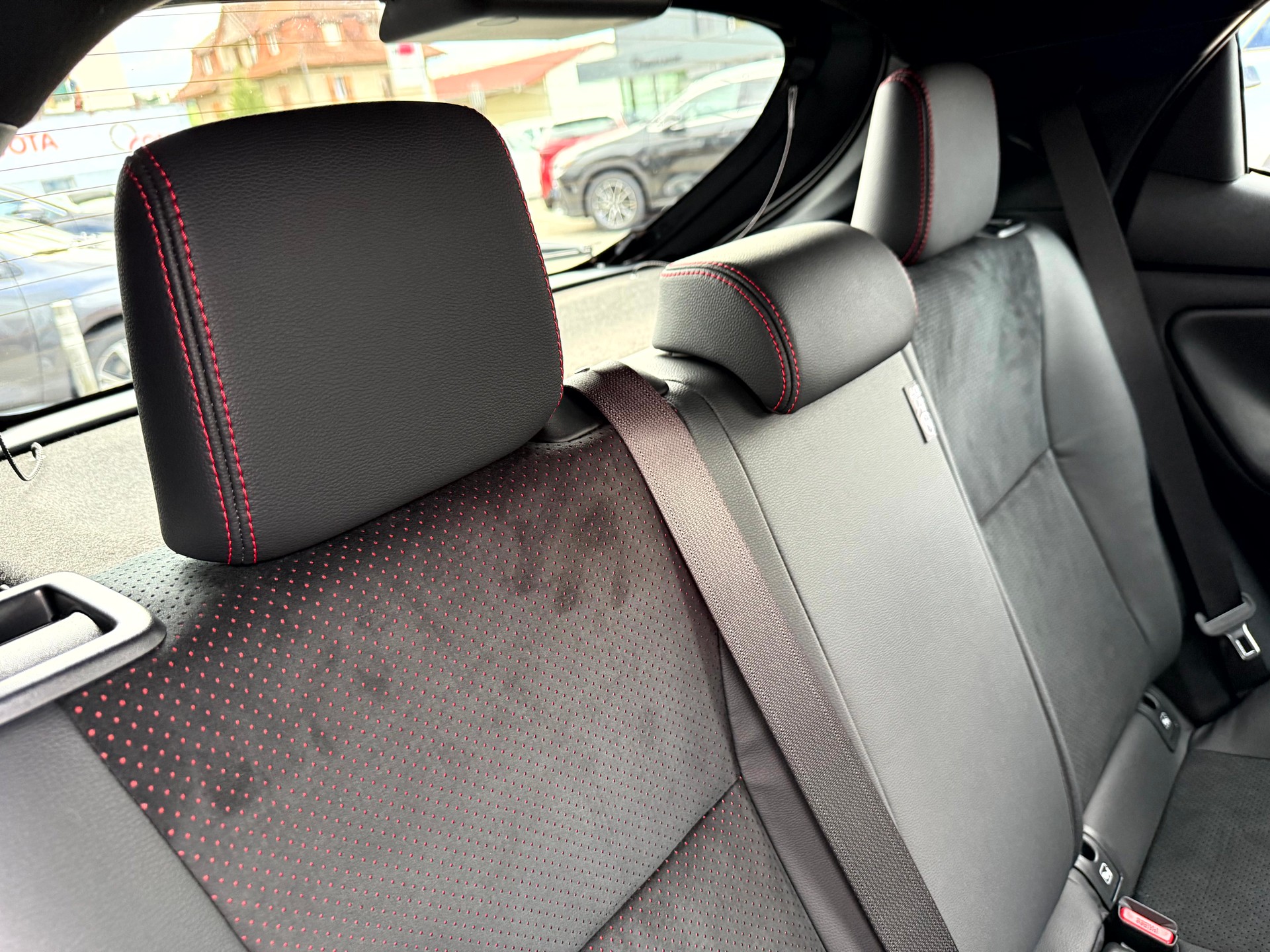 TOYOTA Yaris 1.5 GR Sport e-CVT-image-14