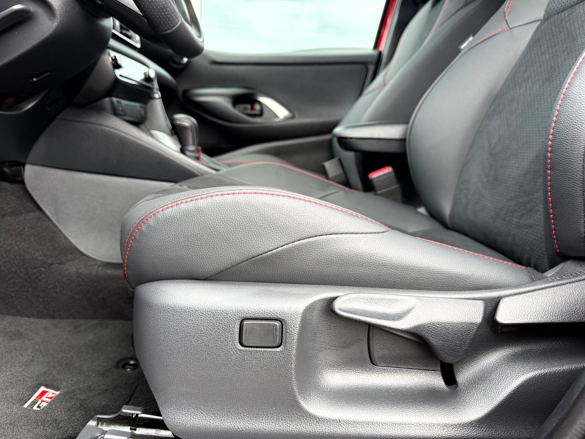 TOYOTA Yaris 1.5 GR Sport e-CVT-image-21