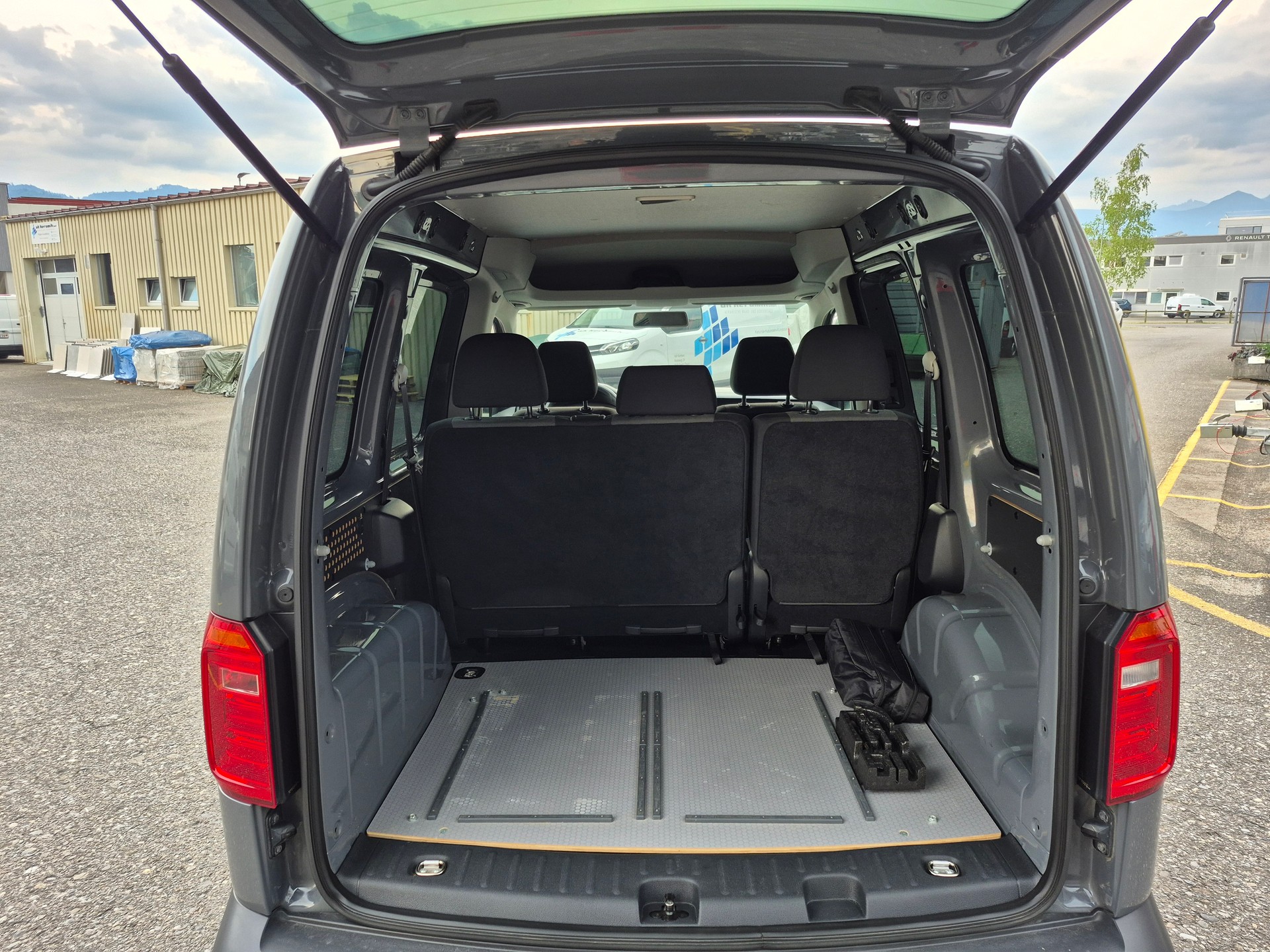 VW Caddy 2.0 TDI Trendline 4Motion-image-9
