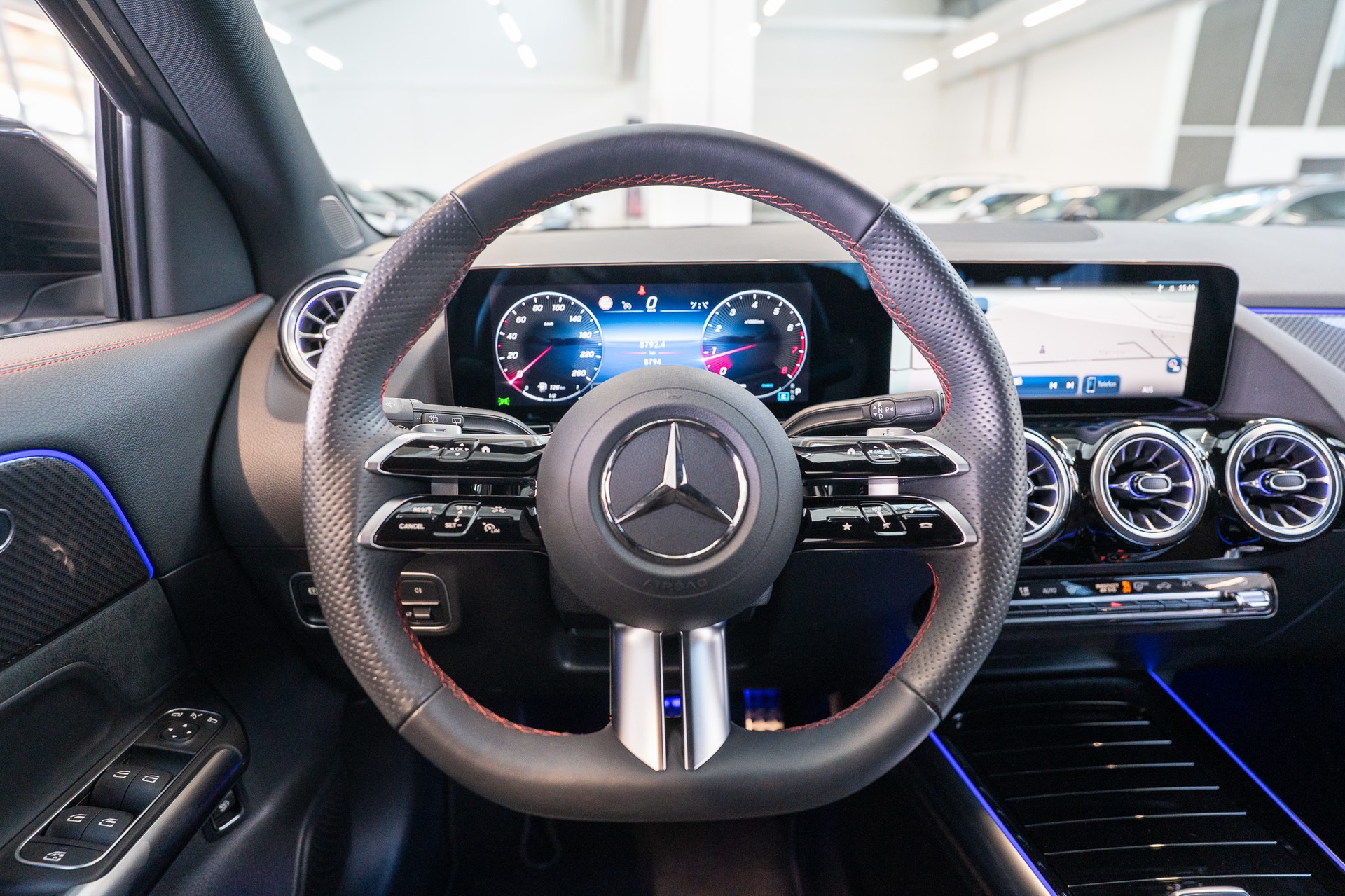 MERCEDES-BENZ GLA 200 Night Star AMG Line / Rückfahrkamera / el.Heckklappe / Ambientebeleuchtung-image-16