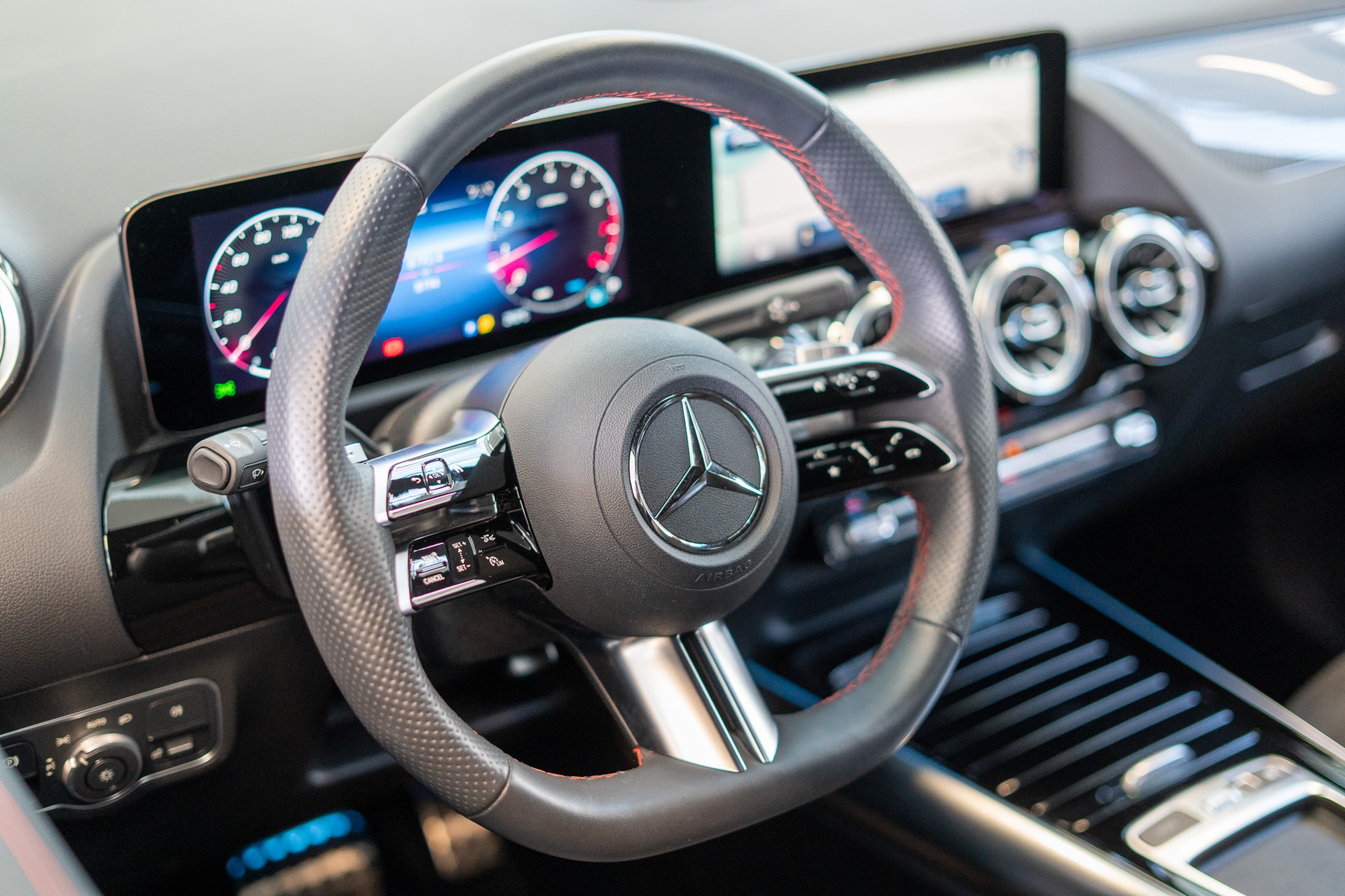 MERCEDES-BENZ GLA 200 Night Star AMG Line / Rückfahrkamera / el.Heckklappe / Ambientebeleuchtung-image-10
