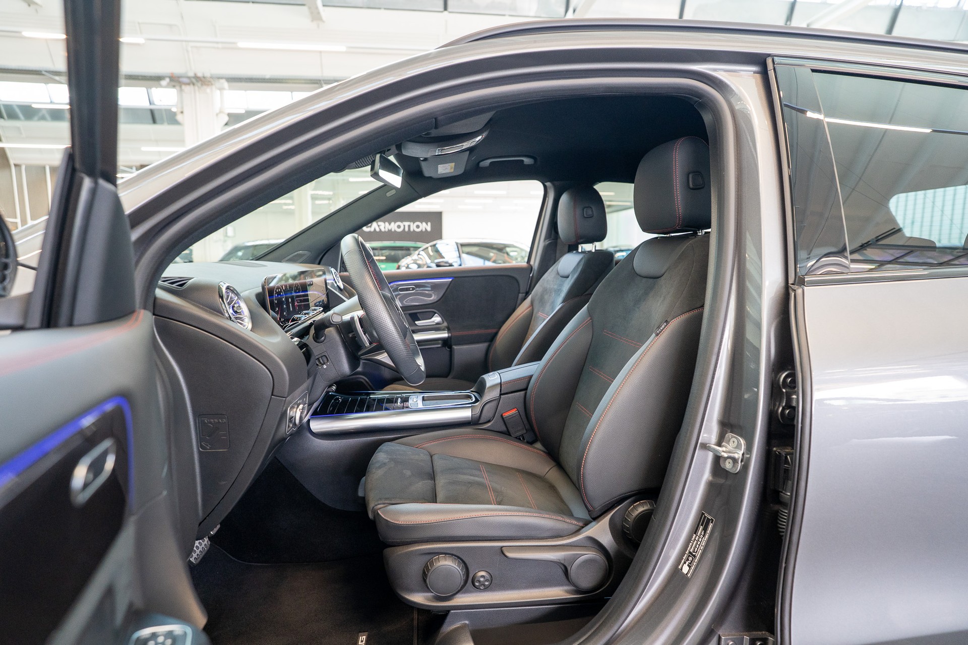 MERCEDES-BENZ GLA 200 Night Star AMG Line / Rückfahrkamera / el.Heckklappe / Ambientebeleuchtung-image-8