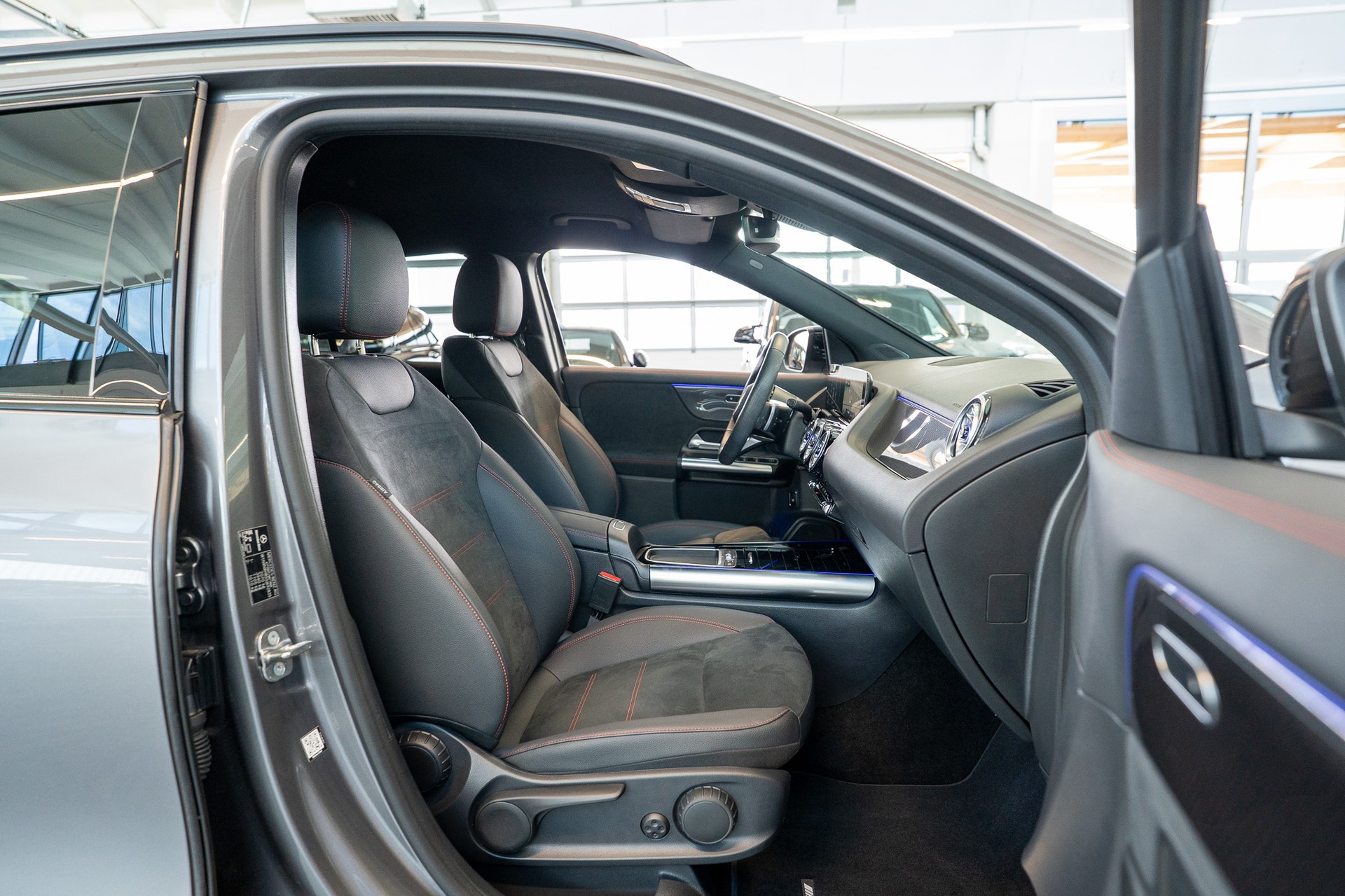 MERCEDES-BENZ GLA 200 Night Star AMG Line / Rückfahrkamera / el.Heckklappe / Ambientebeleuchtung-image-13