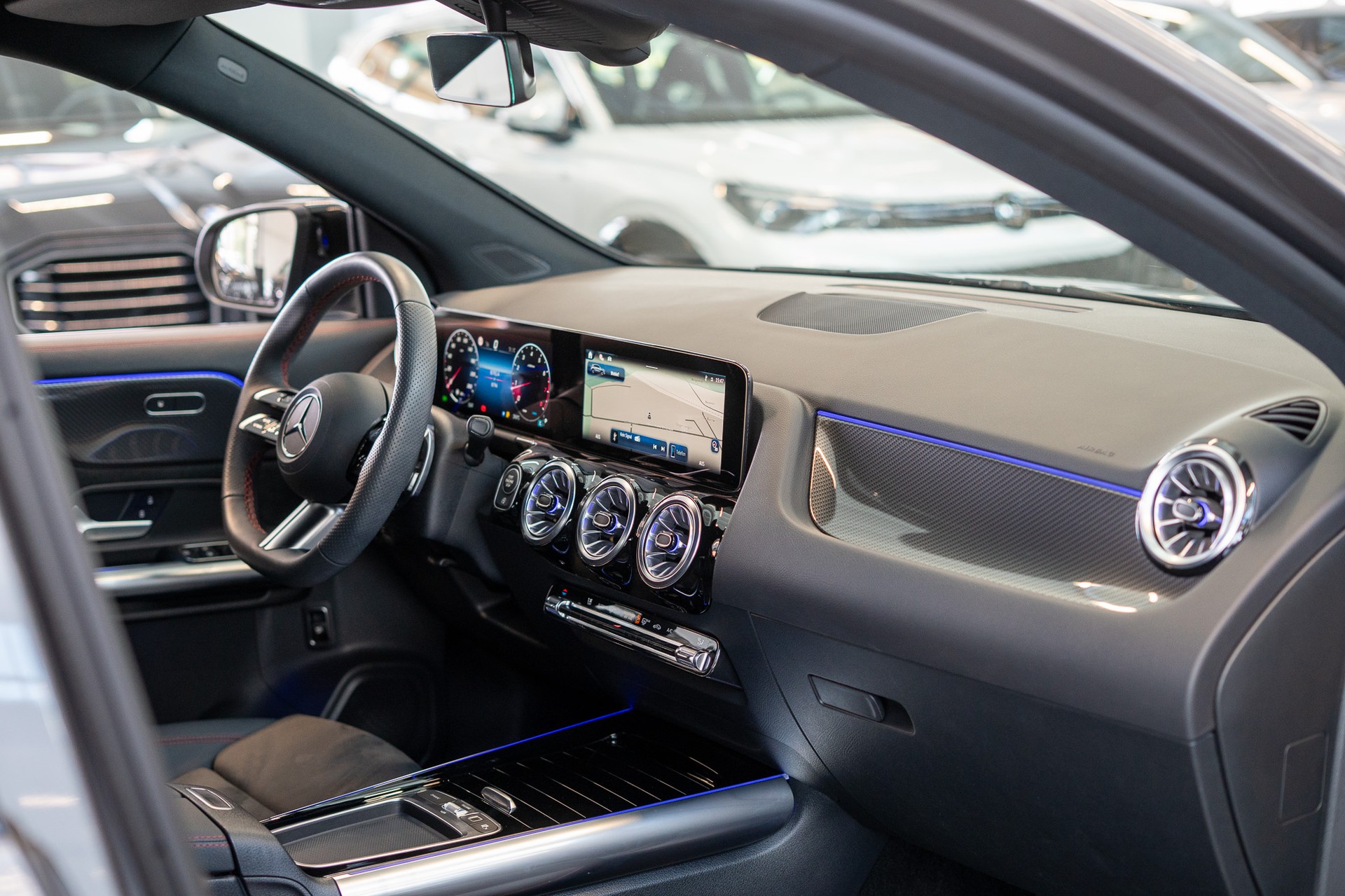 MERCEDES-BENZ GLA 200 Night Star AMG Line / Rückfahrkamera / el.Heckklappe / Ambientebeleuchtung-image-14