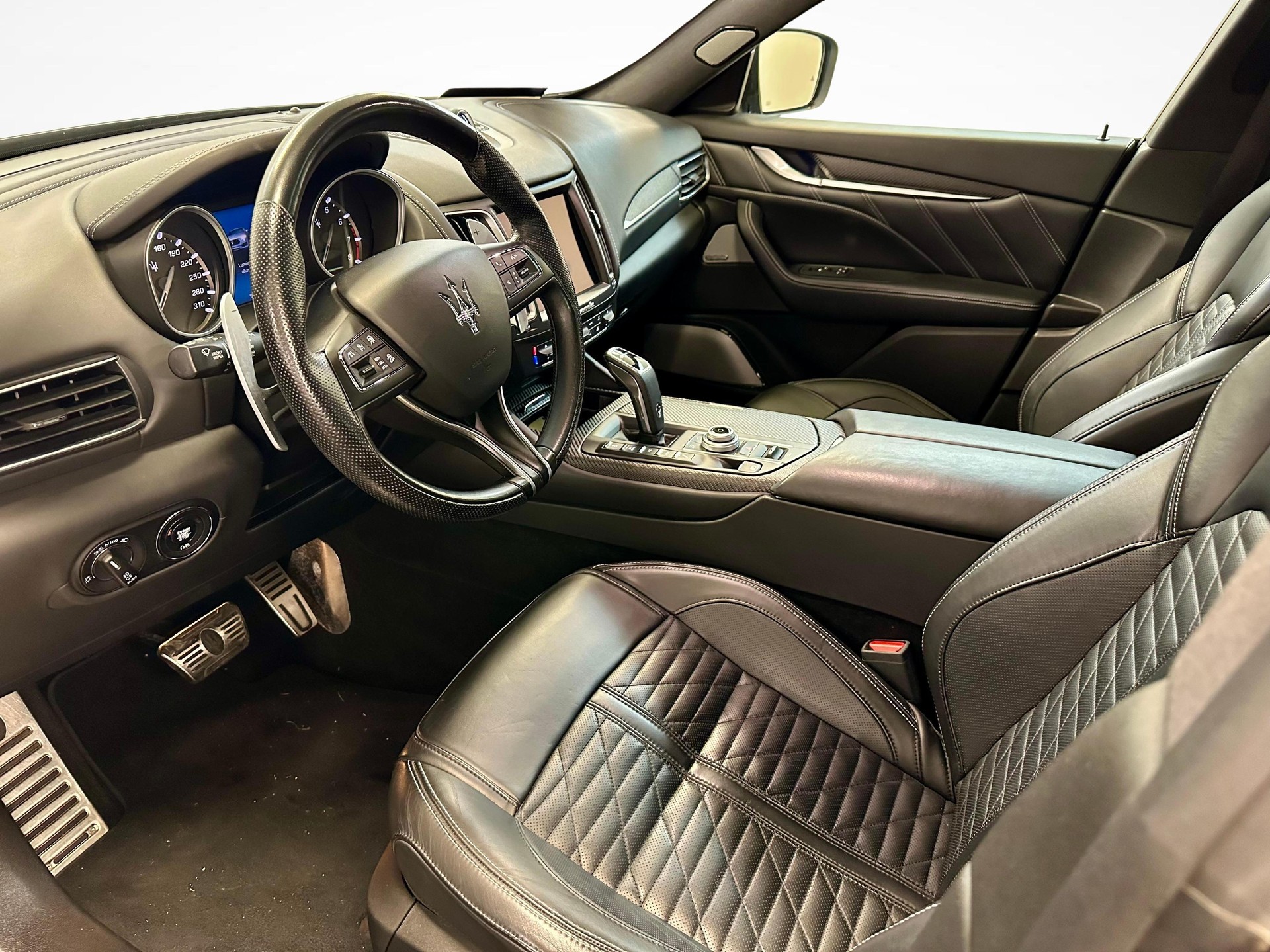 MASERATI Levante 3.0 V6 GranSport-showroom-element-3