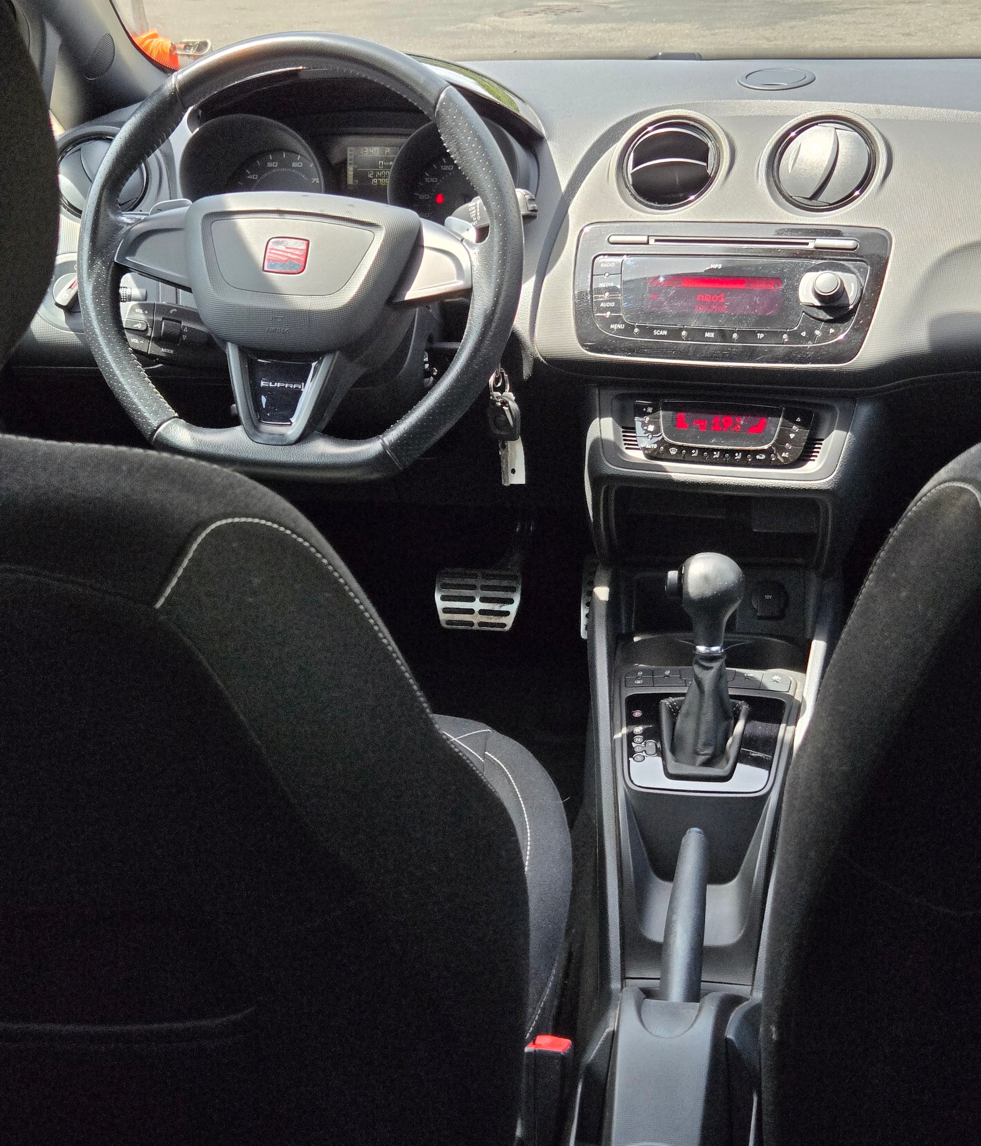 SEAT Ibiza SC 1.4 TSI Cupra DSG-image-9