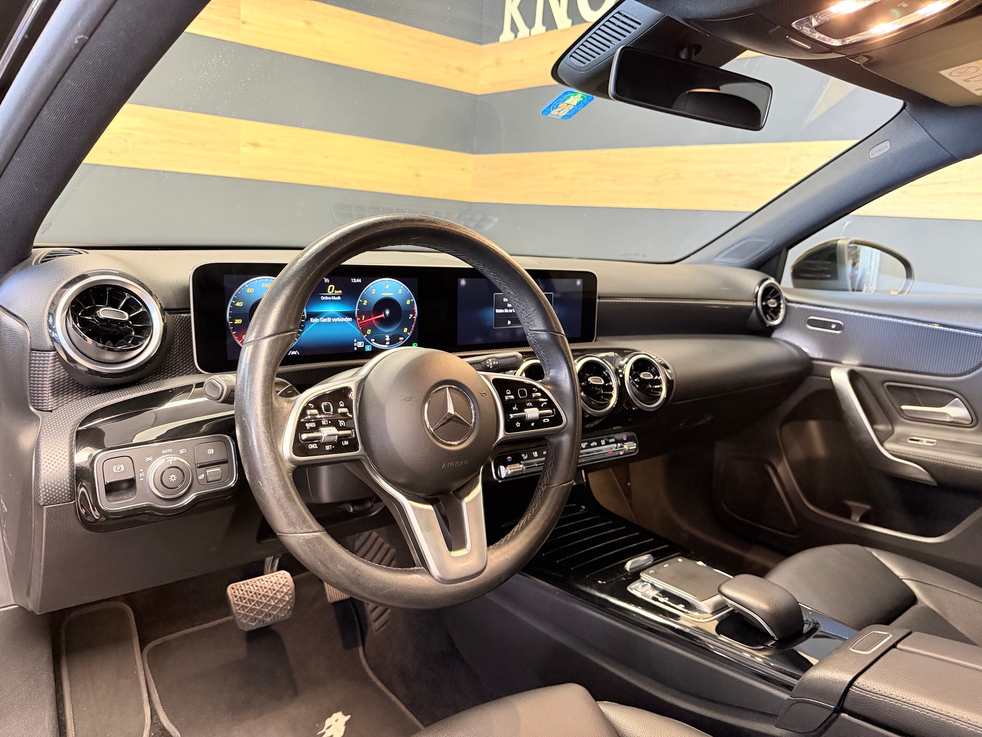 MERCEDES-BENZ A 180 Style 7G-DCT-image-11