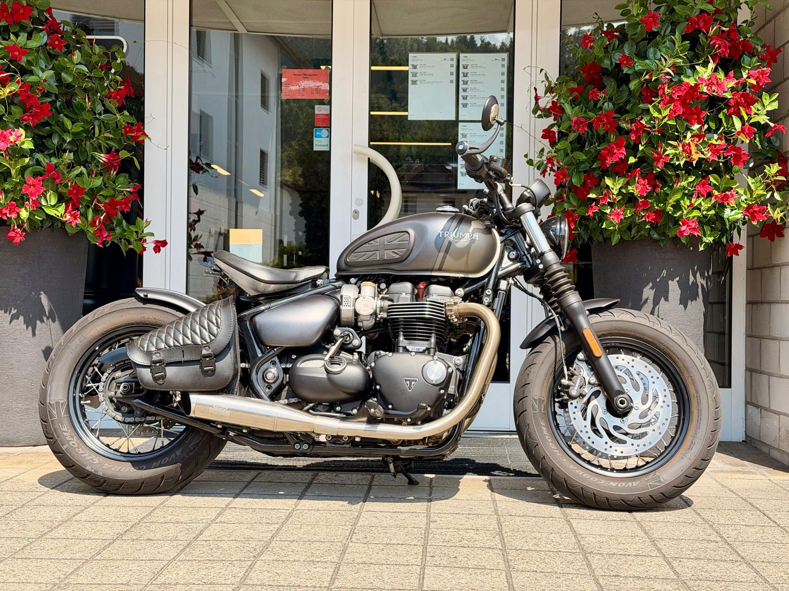 TRIUMPH Bonneville 1200 Bobber-image-1