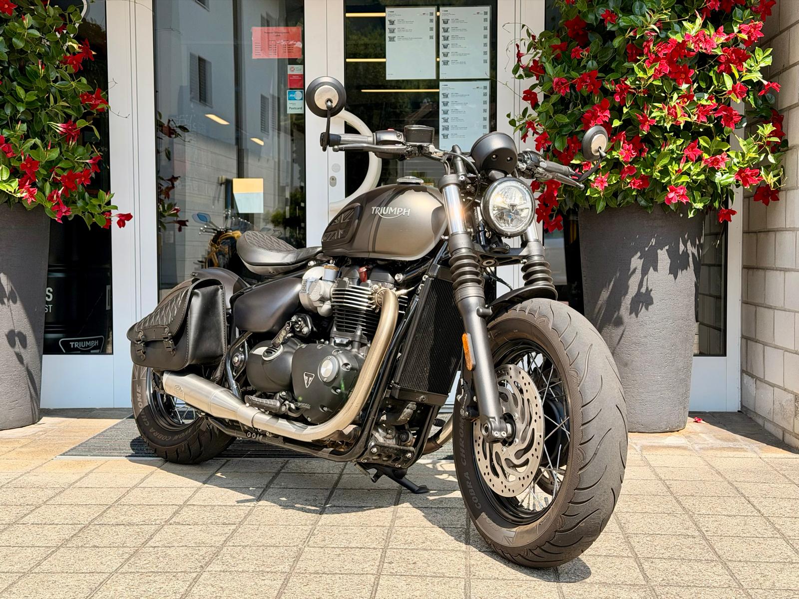 TRIUMPH Bonneville 1200 Bobber-image-3