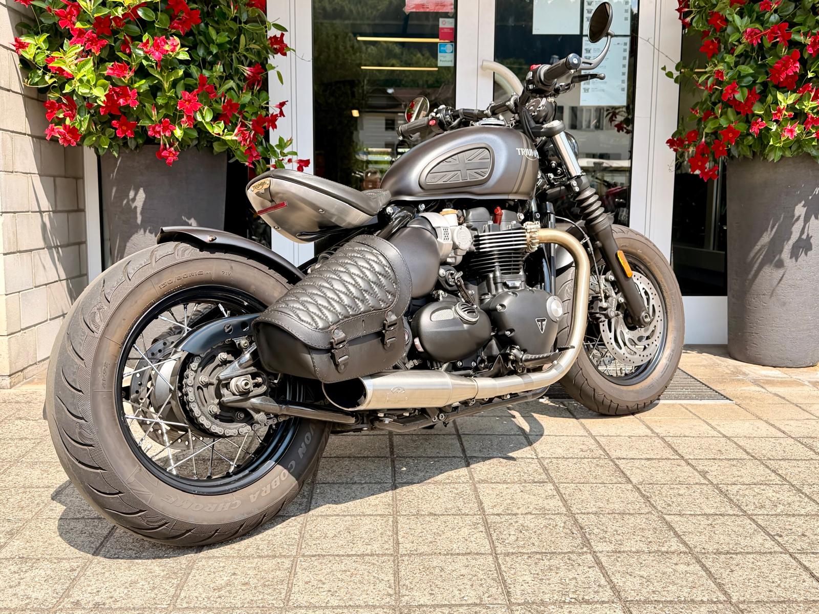 TRIUMPH Bonneville 1200 Bobber-image-2