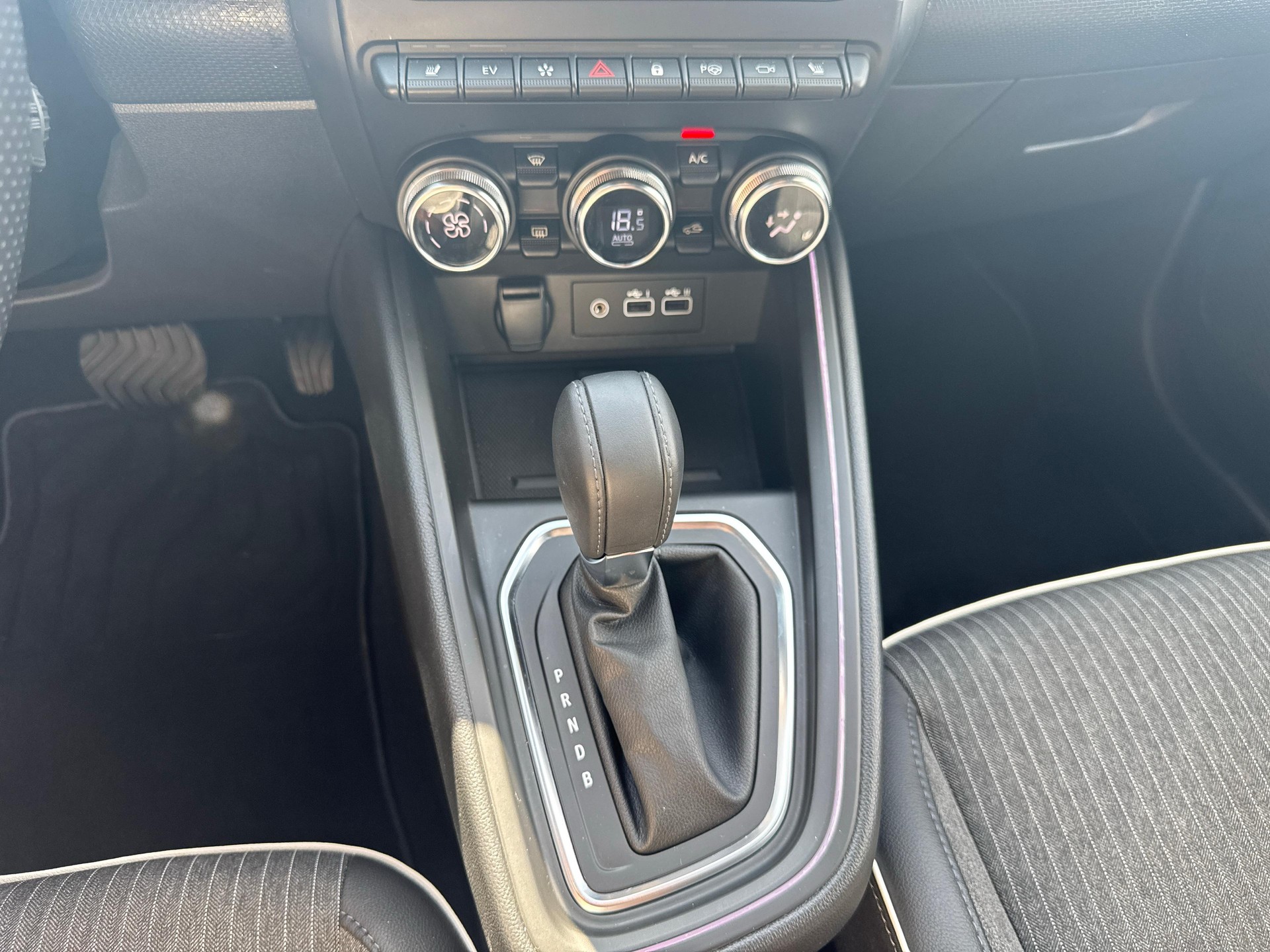 MITSUBISHI Colt 1.6 HEV Instyle-image-16