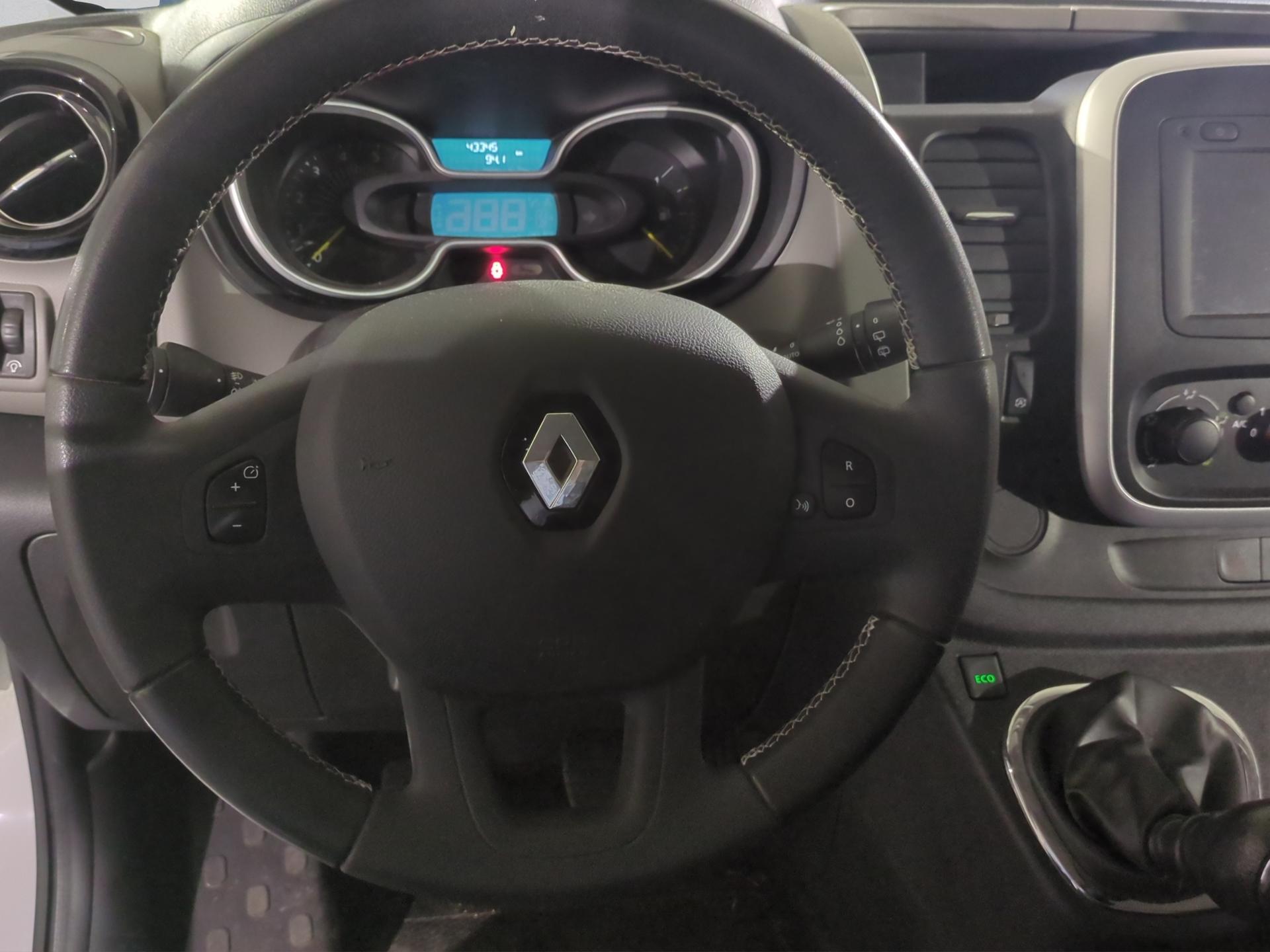 RENAULT Trafic ENERGY dCi 145 Passenger T-Space-image-9