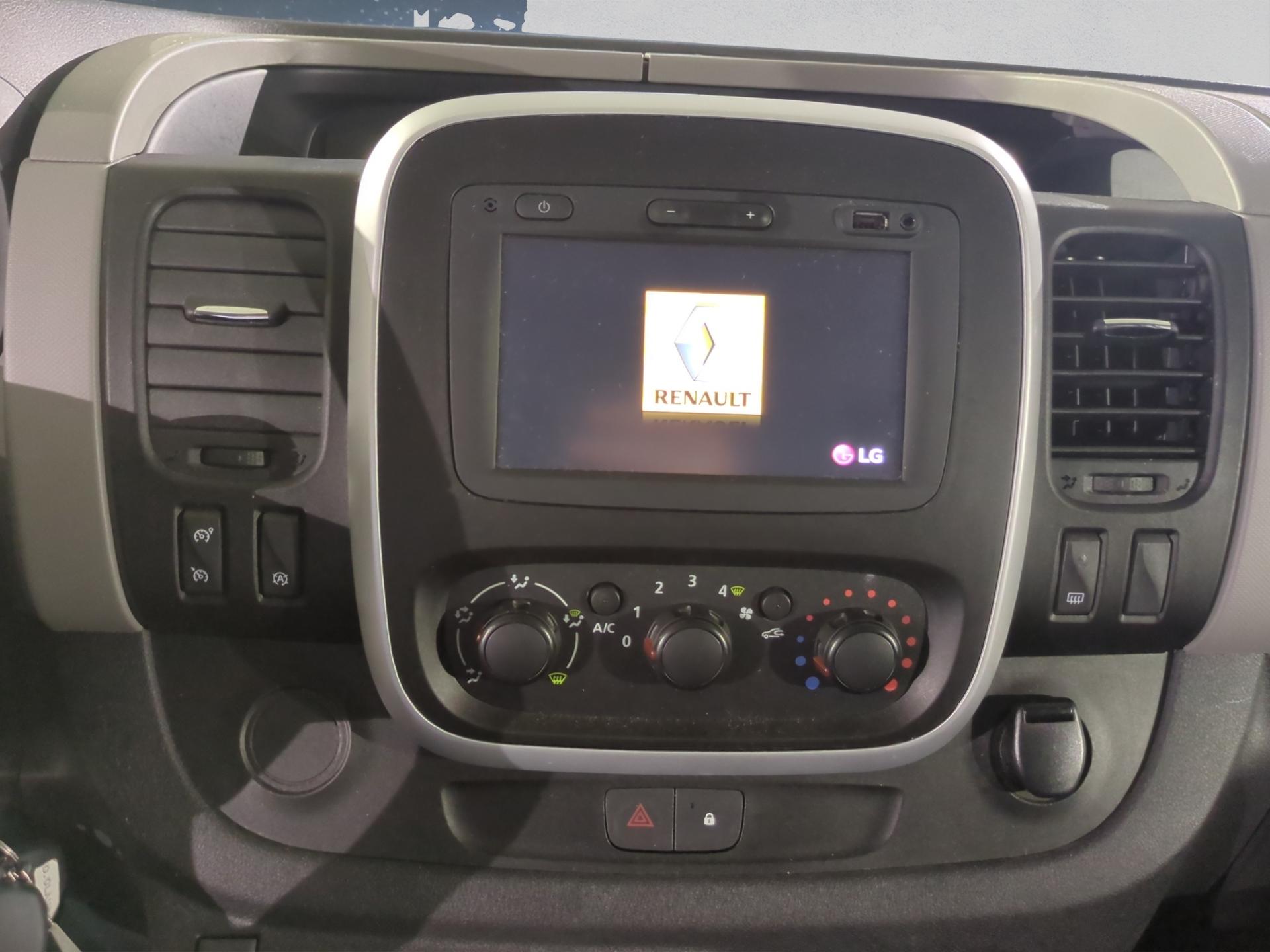 RENAULT Trafic ENERGY dCi 145 Passenger T-Space-image-11