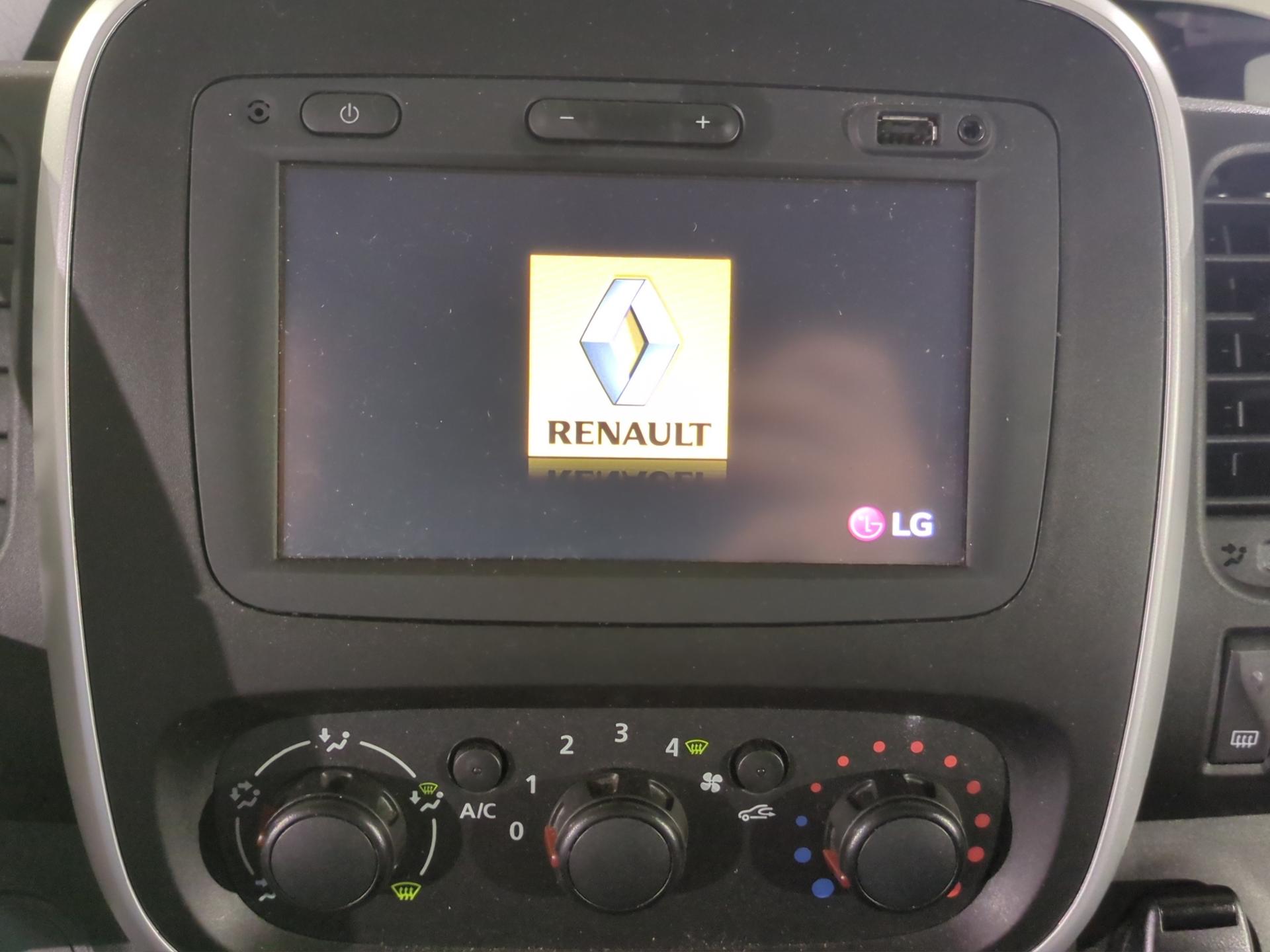 RENAULT Trafic ENERGY dCi 145 Passenger T-Space-image-12