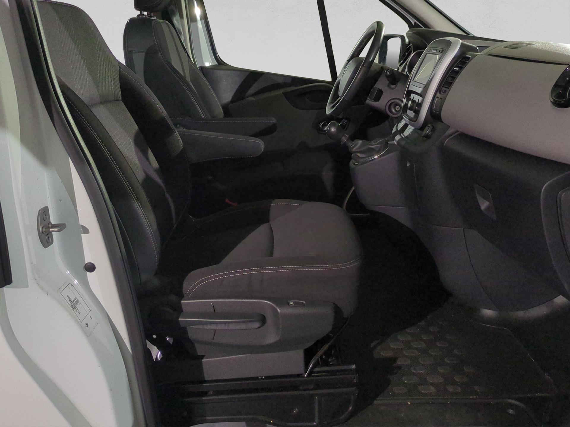 RENAULT Trafic ENERGY dCi 145 Passenger T-Space-image-16