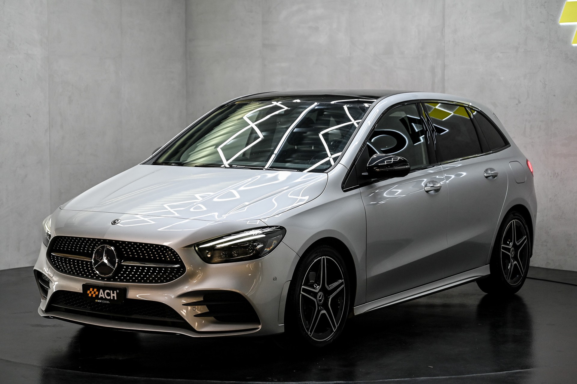 MERCEDES-BENZ B 180 AMG Line-showroom-element-2