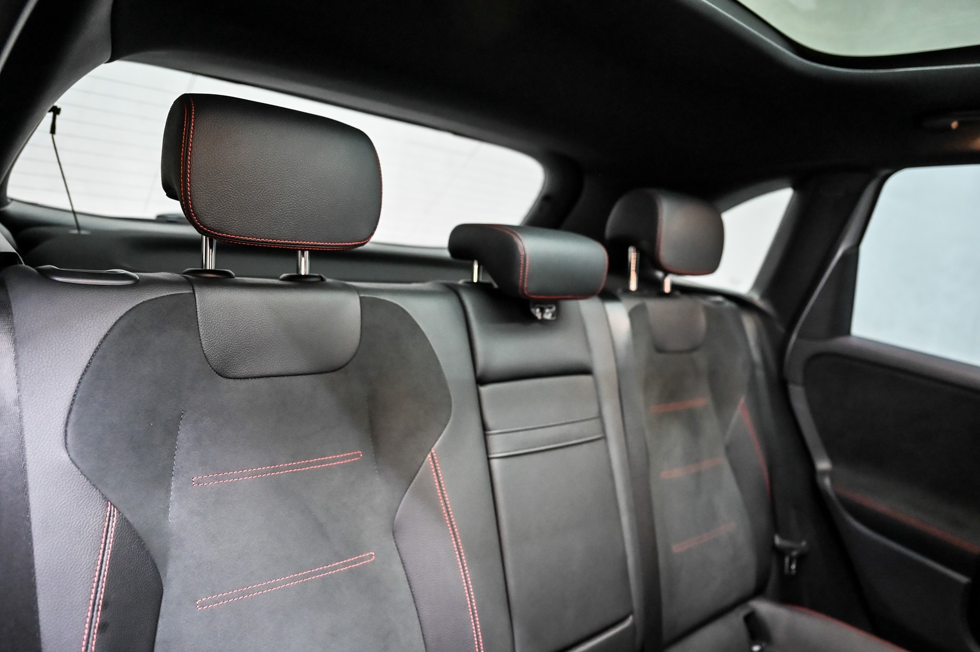 MERCEDES-BENZ B 180 AMG Line-image-34