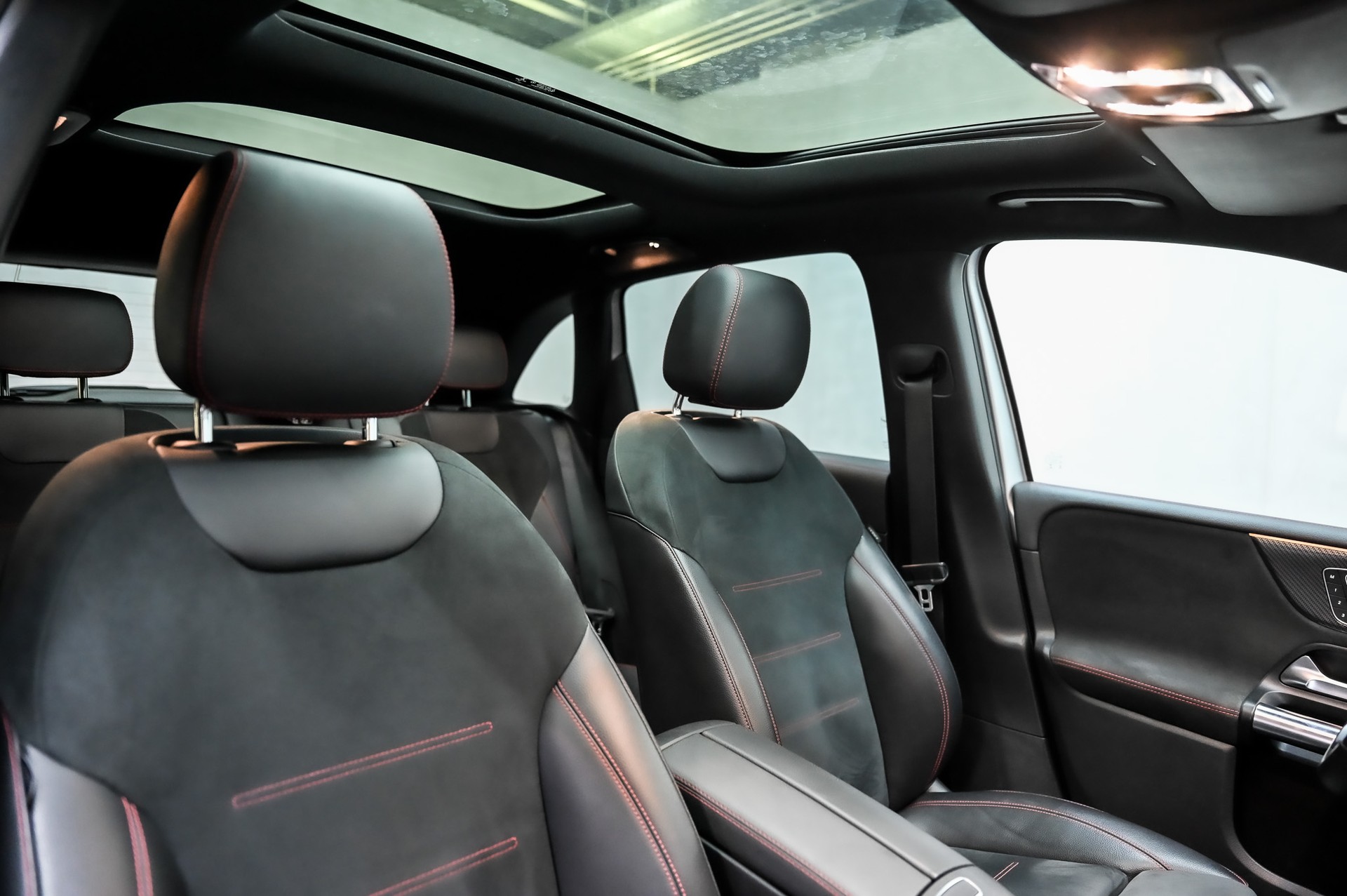 MERCEDES-BENZ B 180 AMG Line-image-35