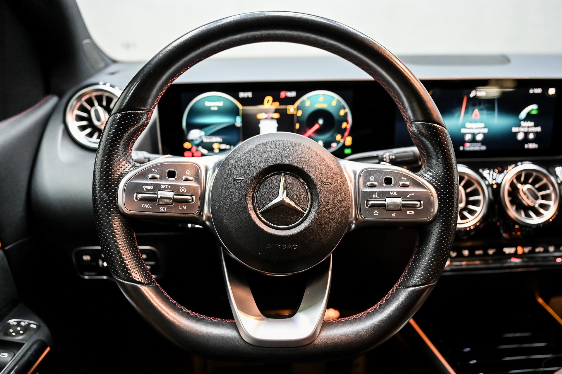 MERCEDES-BENZ B 180 AMG Line-image-23