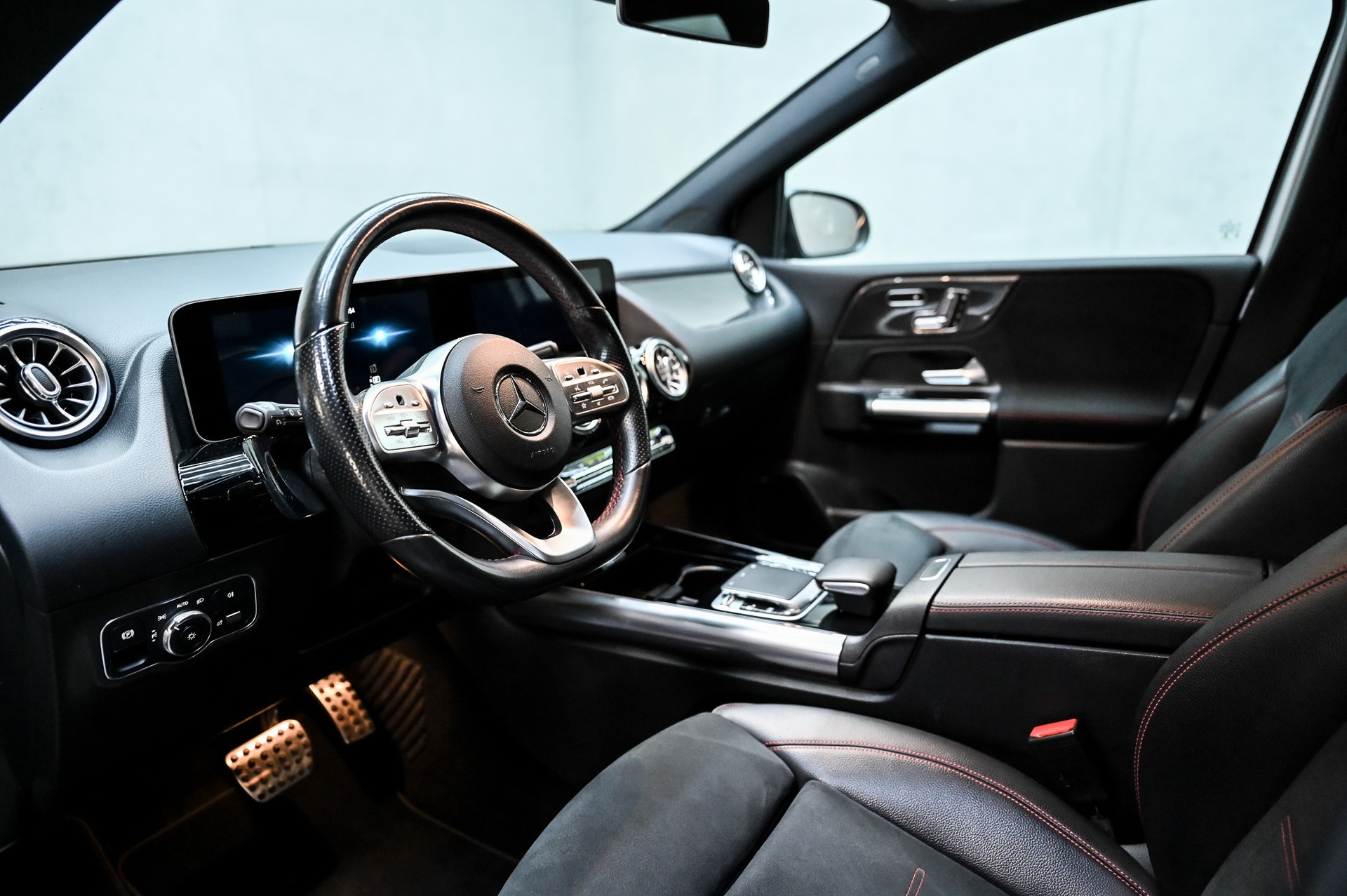 MERCEDES-BENZ B 180 AMG Line-image-20