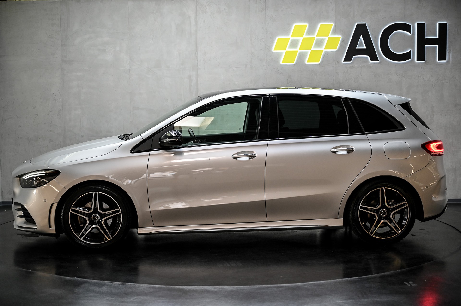 MERCEDES-BENZ B 180 AMG Line-image-4