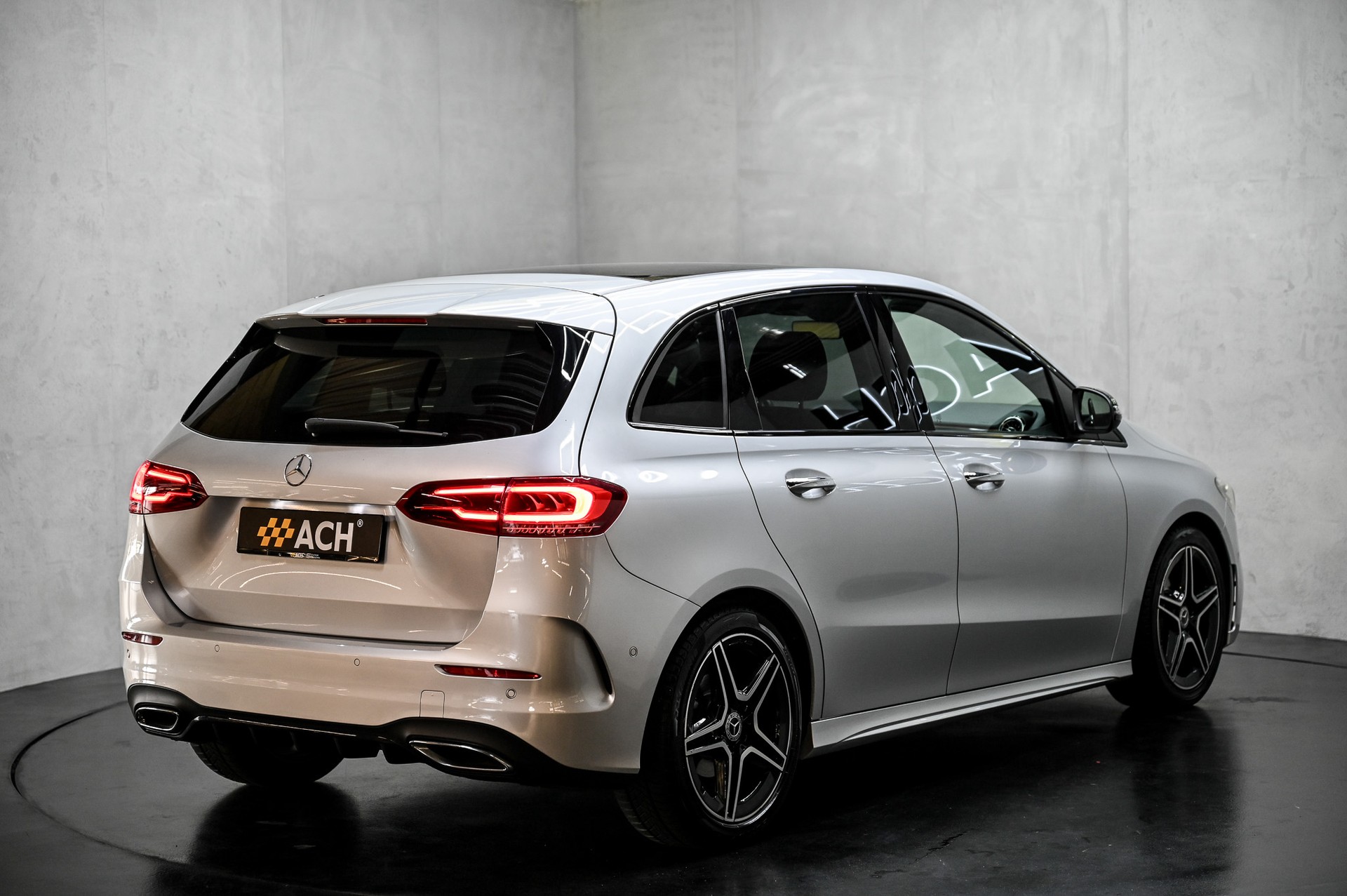 MERCEDES-BENZ B 180 AMG Line-image-8