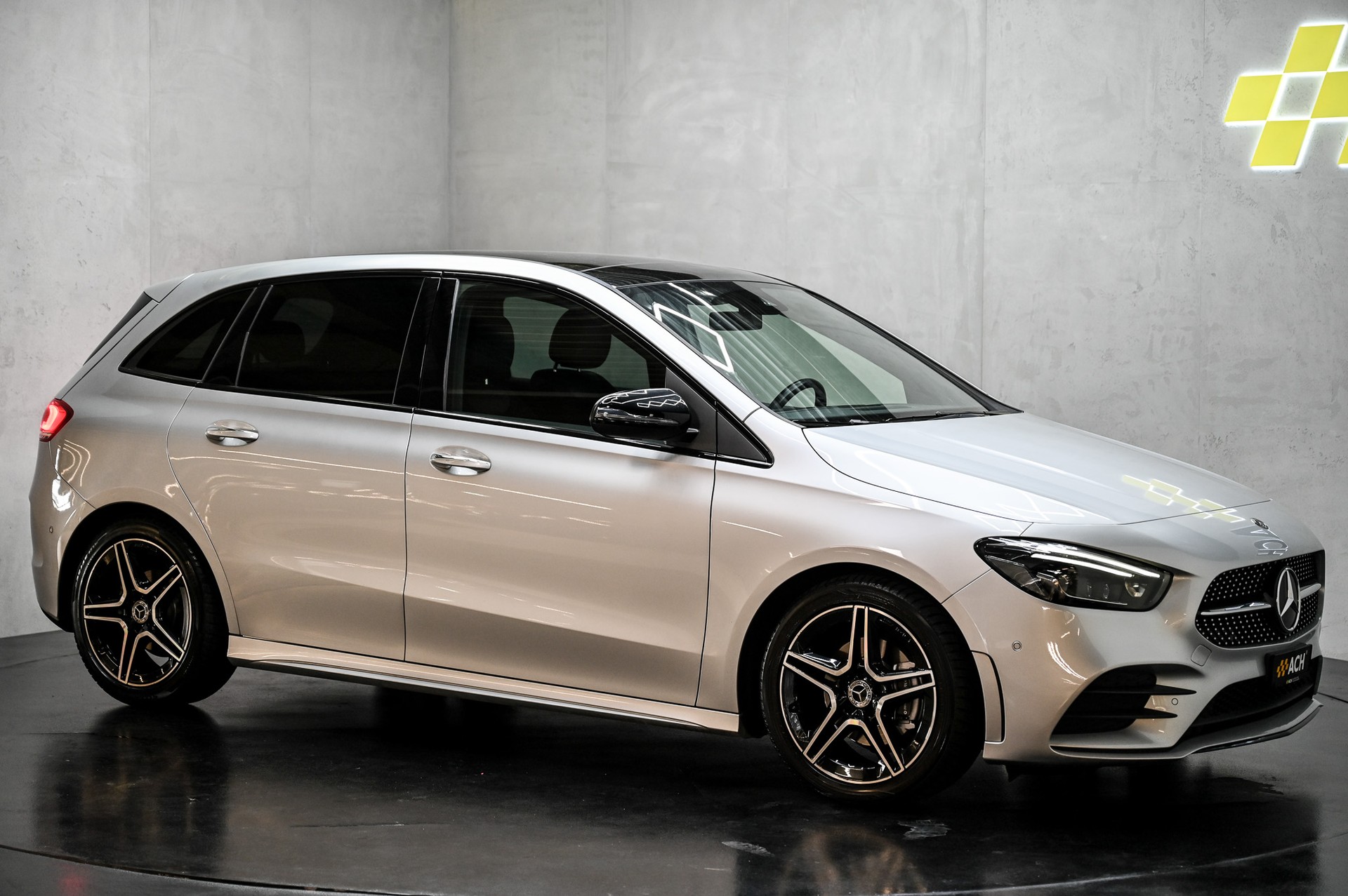 MERCEDES-BENZ B 180 AMG Line-image-11