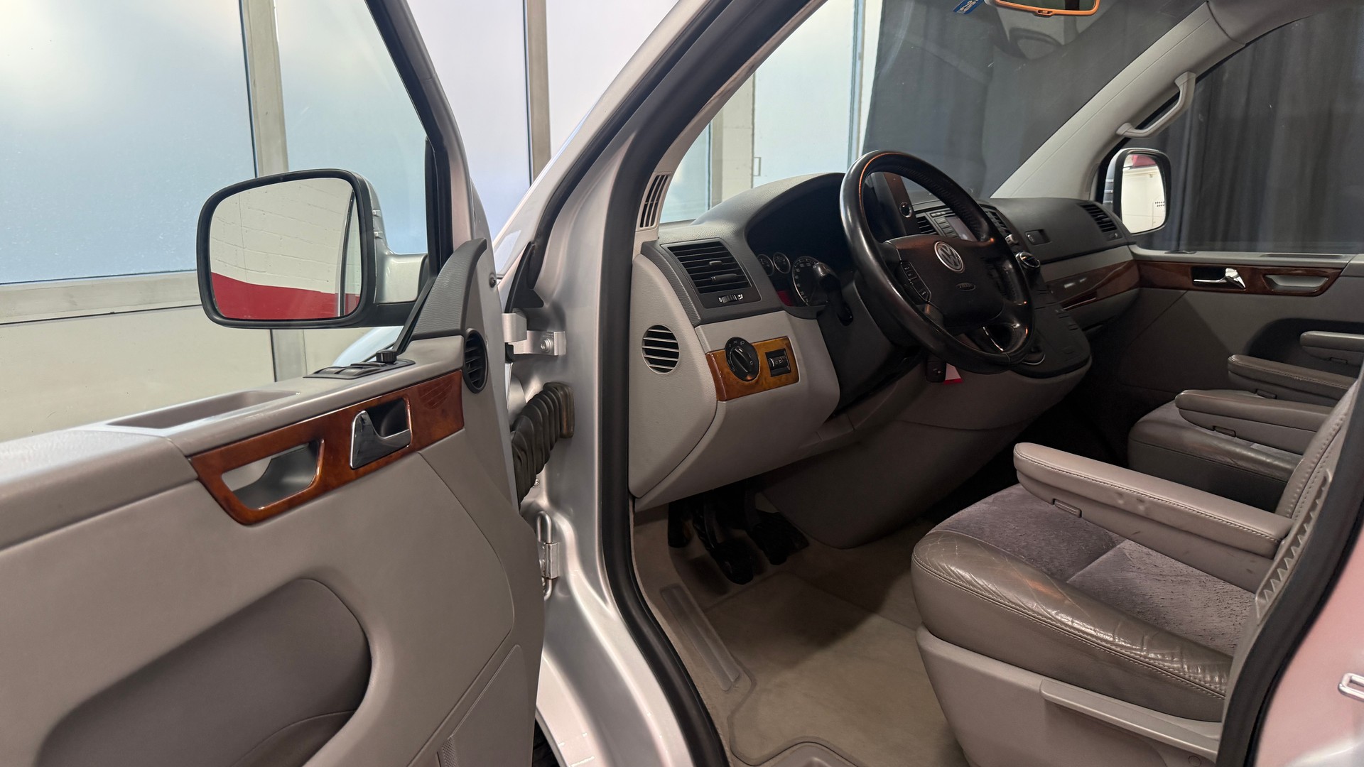 VW T5 Multivan Highline 2.5 TDI, 7 Plätze frisch ab MFK und Service mit Hagelschaden, 8 fach berädert, Servicegepflegt**-image-20