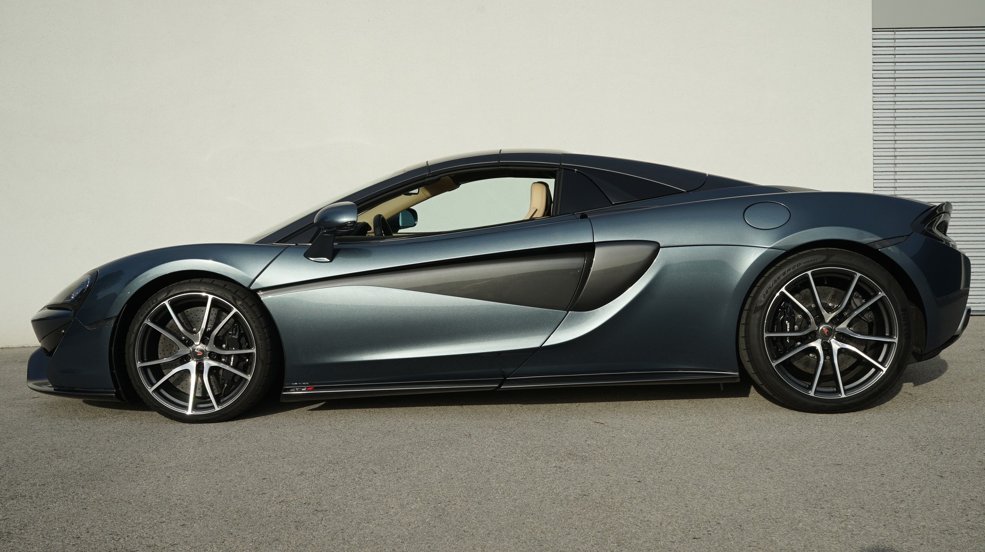 McLAREN 570S Spider 3.8 V8 SSG-image-1