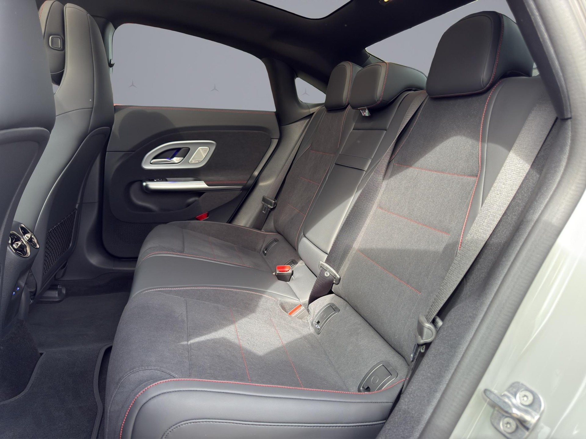 MERCEDES-BENZ CLA 350 AMG Line 4matic-image-11