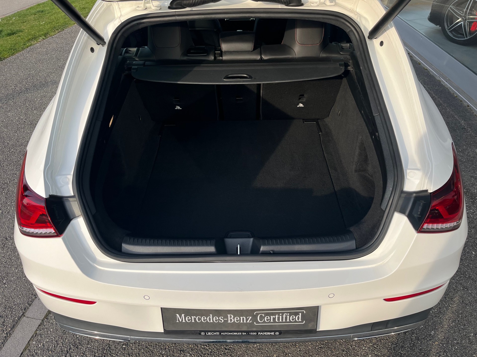 MERCEDES-BENZ CLA Shooting Brake 250 4Matic 7G-DCT AMG Line-image-6