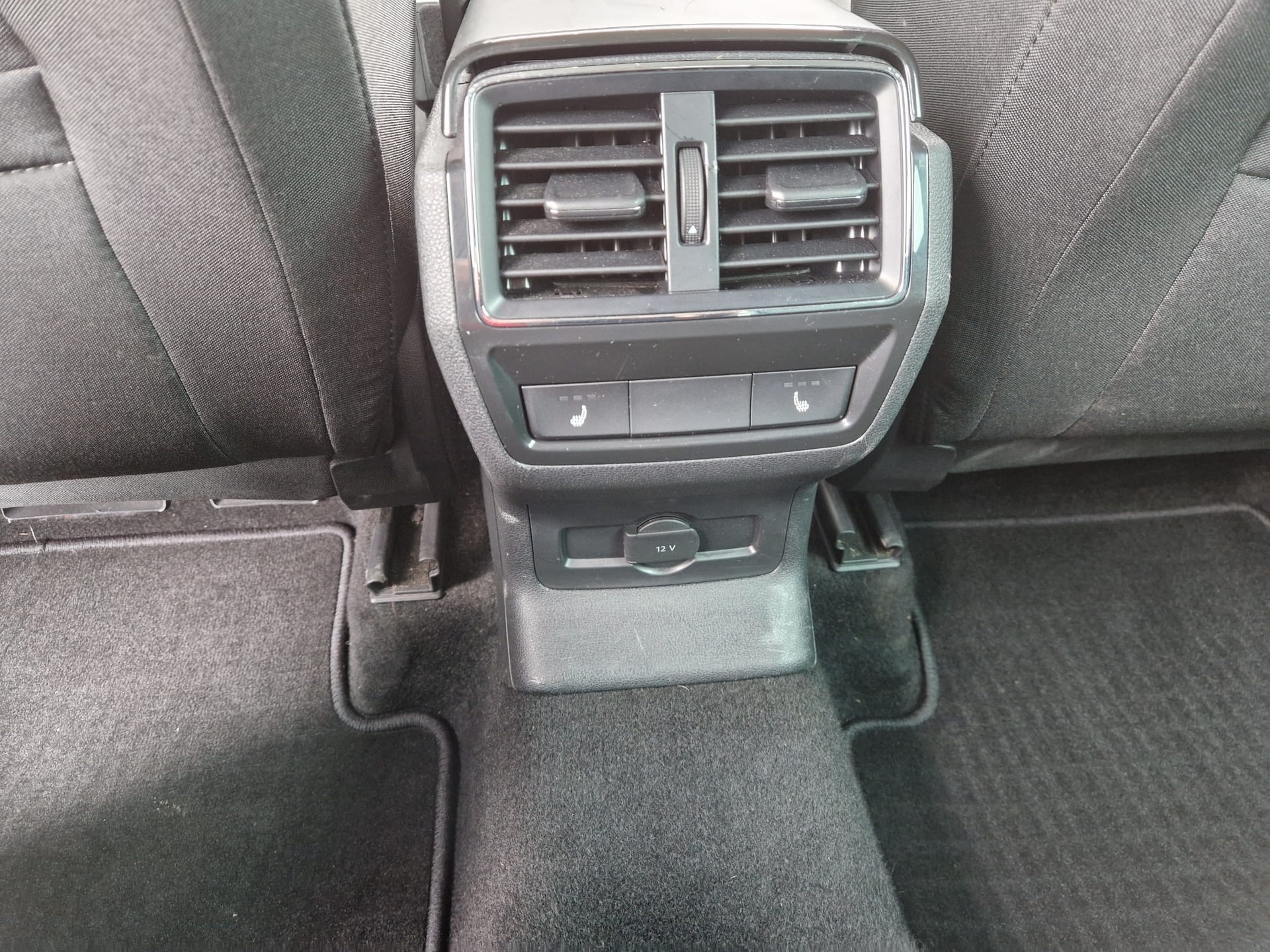 SKODA Karoq 2.0 TDI CR Style 4x4 DSG-image-14