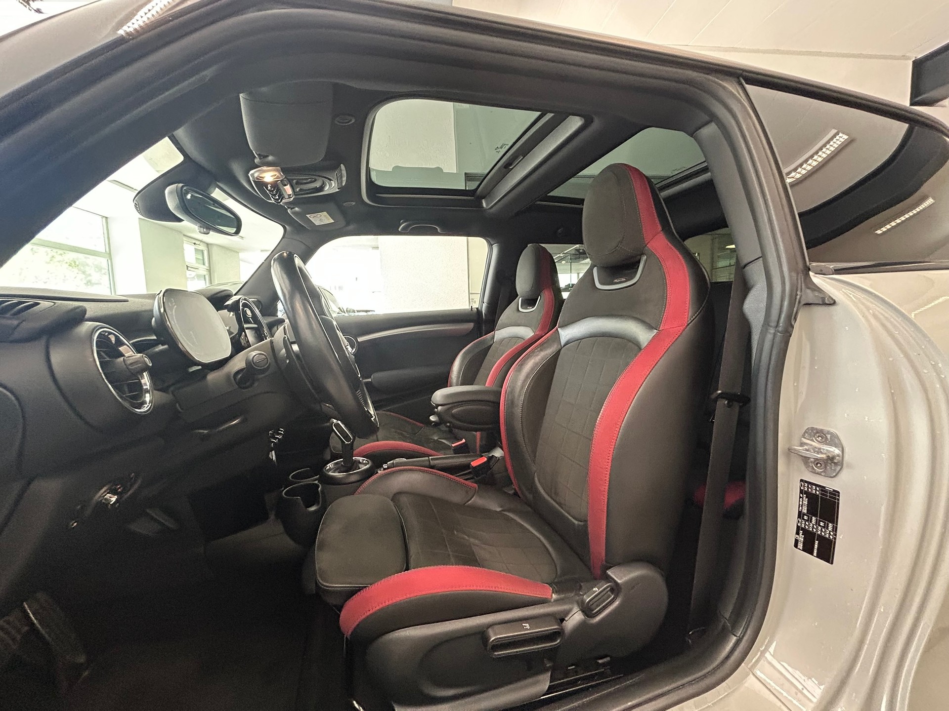 MINI Cooper John Cooper Works Steptronic-image-11