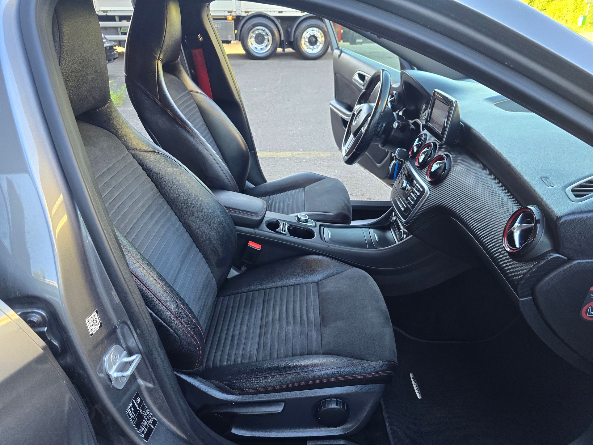 MERCEDES-BENZ A 250 Sport 4Matic AMG Line 7G-DCT-image-13