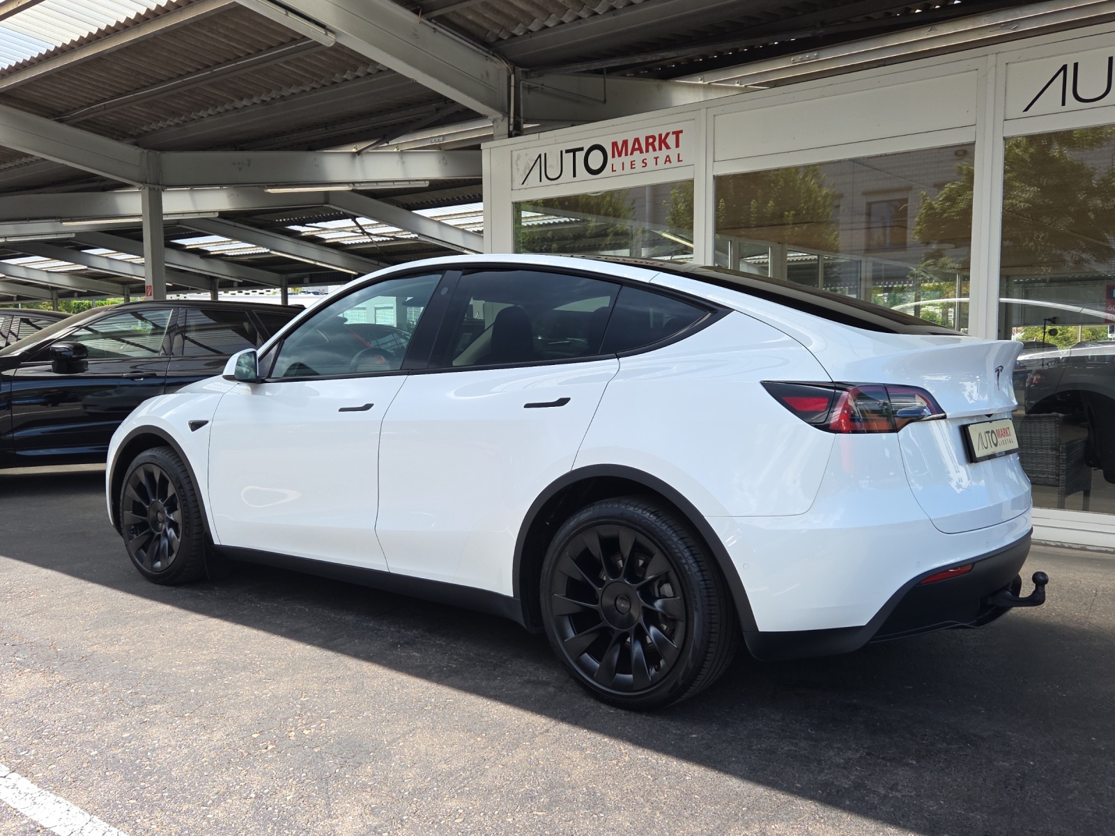 TESLA Model Y Long Range-showroom-element-2