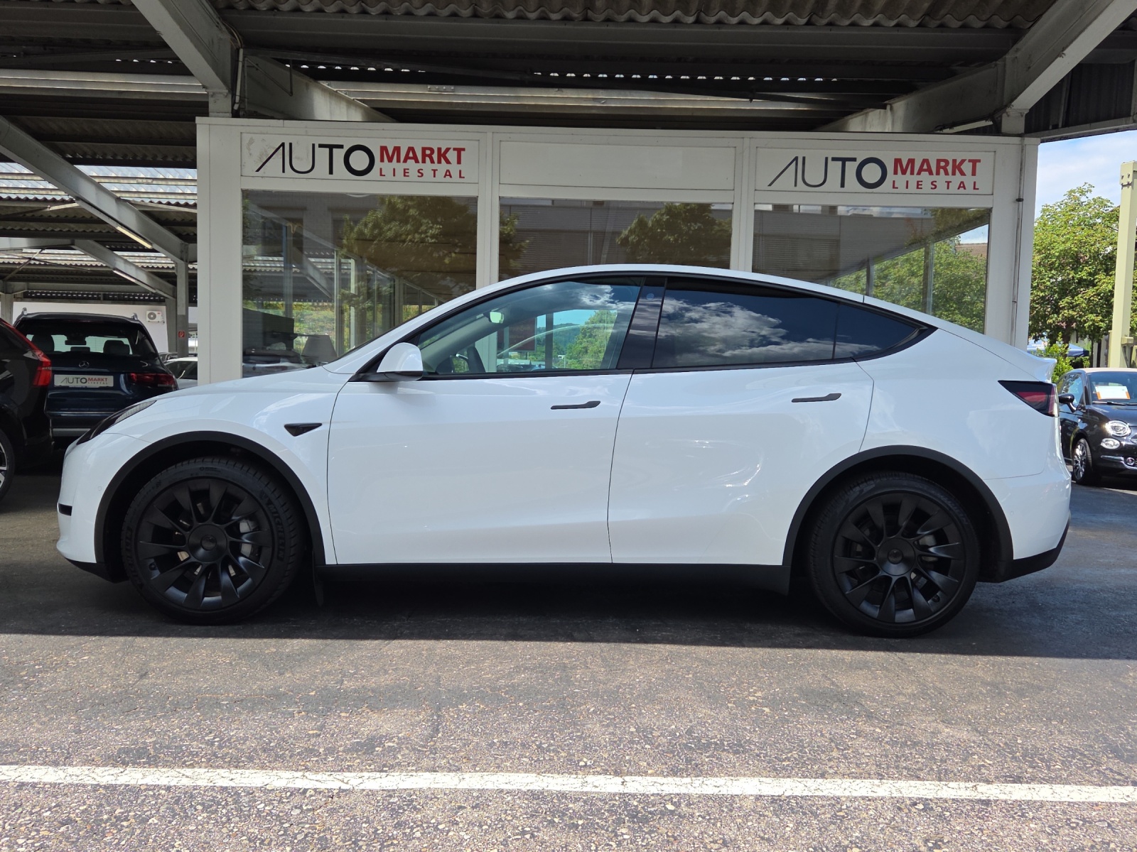 TESLA Model Y Long Range-showroom-element-1