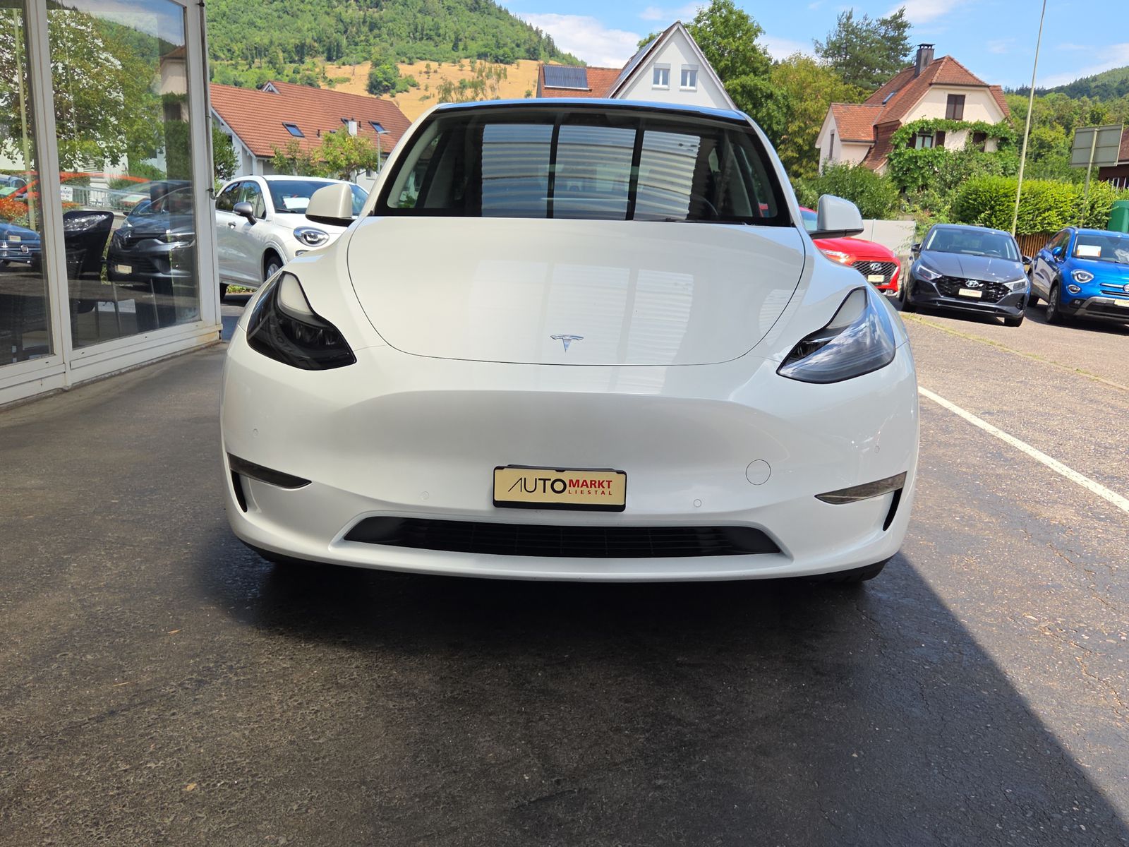 TESLA Model Y Long Range-showroom-element-3
