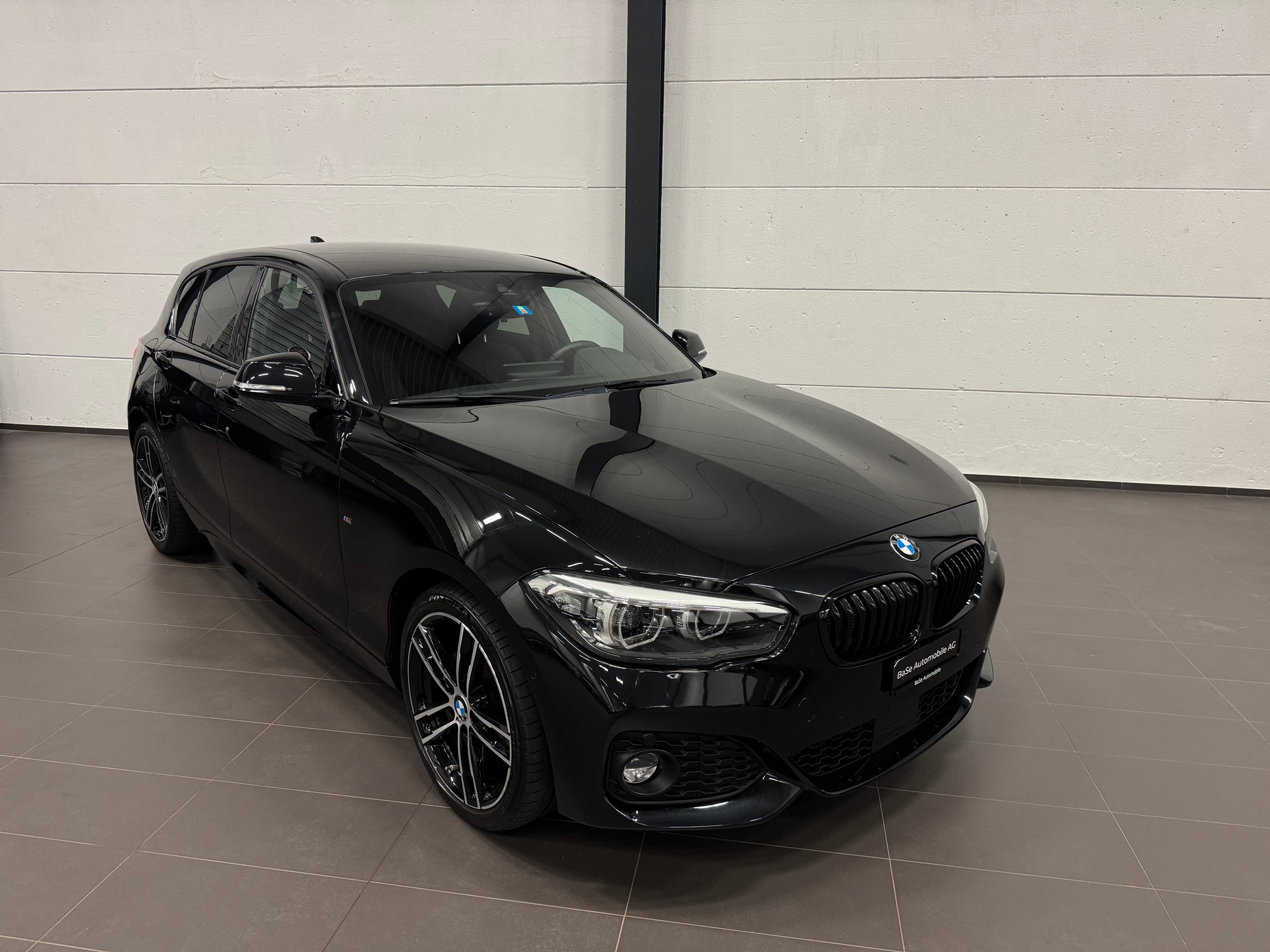 BMW 120d xDrive Edition M Sport Steptronic-showroom-element-1