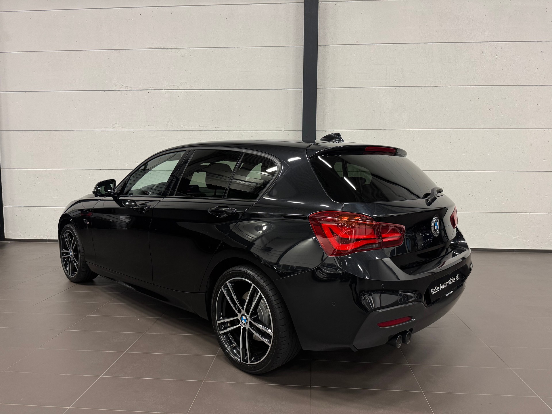 BMW 120d xDrive Edition M Sport Steptronic-image-12