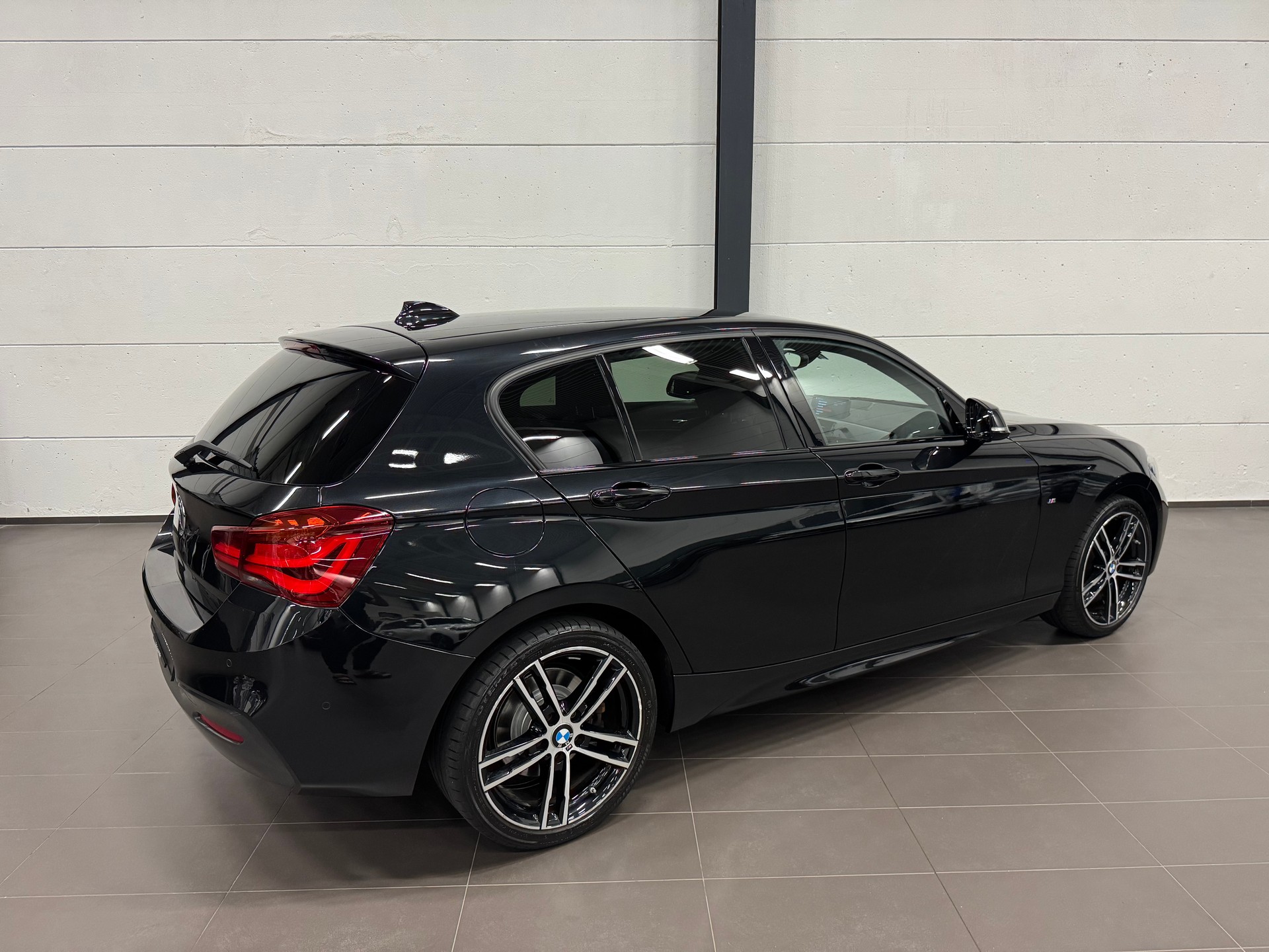 BMW 120d xDrive Edition M Sport Steptronic-image-11