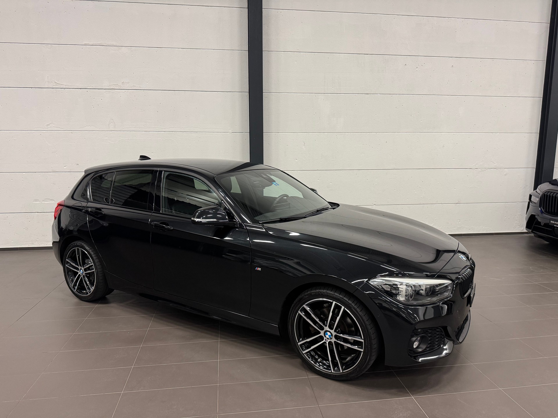 BMW 120d xDrive Edition M Sport Steptronic-showroom-element-3