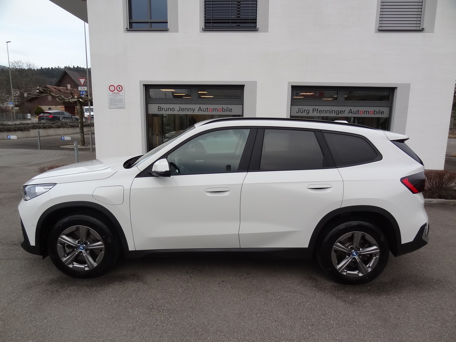 BMW X1 xDrive 30e-showroom-element-1