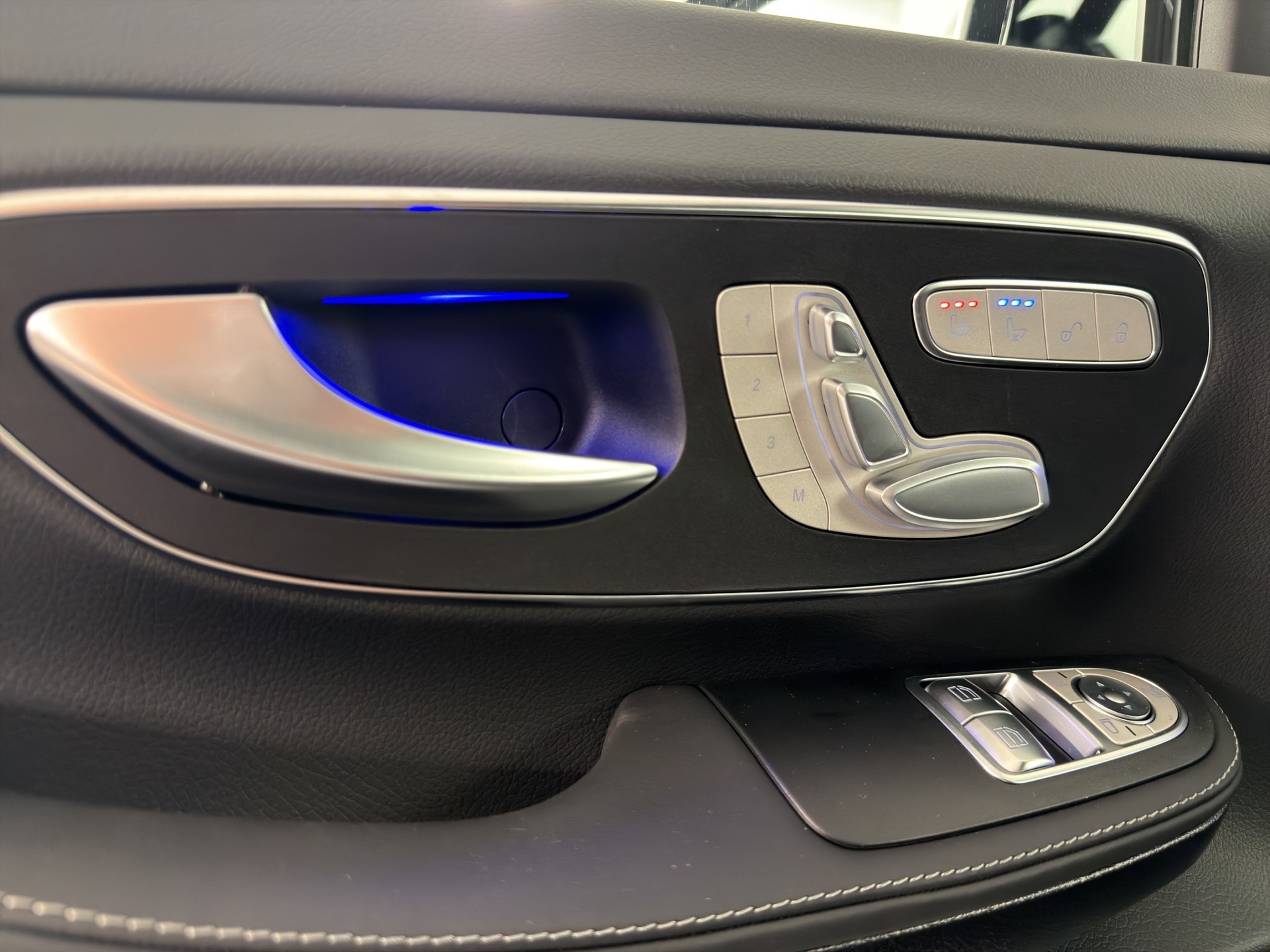 MERCEDES-BENZ V 300 d Swiss Ed. lang 4matic Van-image-15