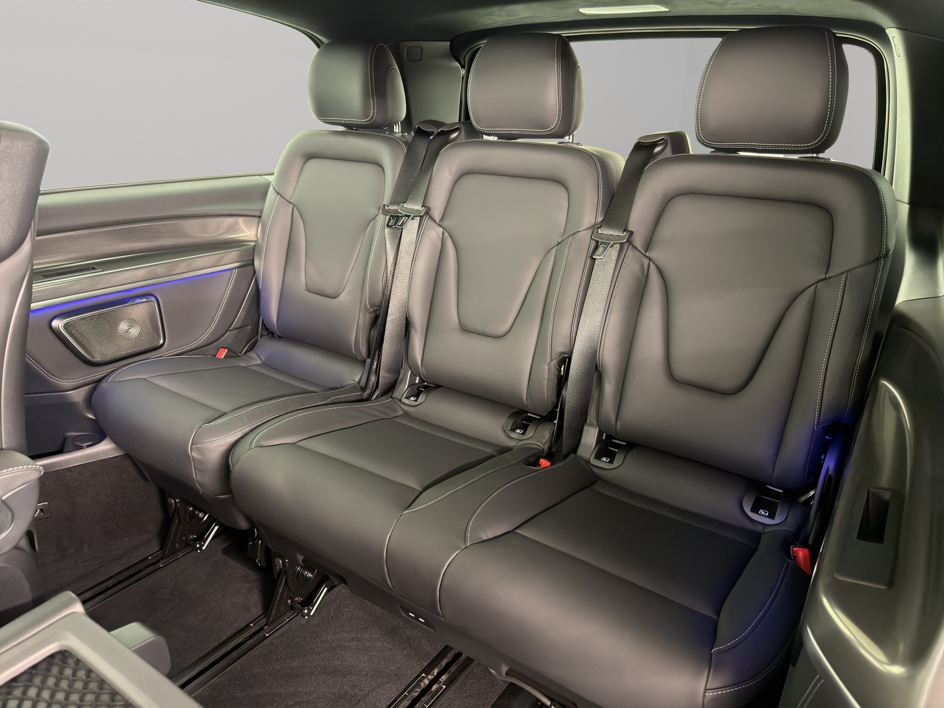 MERCEDES-BENZ V 300 d Swiss Ed. lang 4matic Van-image-10