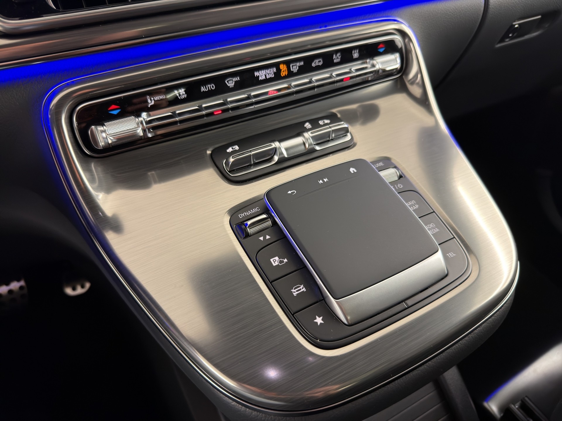 MERCEDES-BENZ V 300 d Swiss Ed. lang 4matic Van-image-16